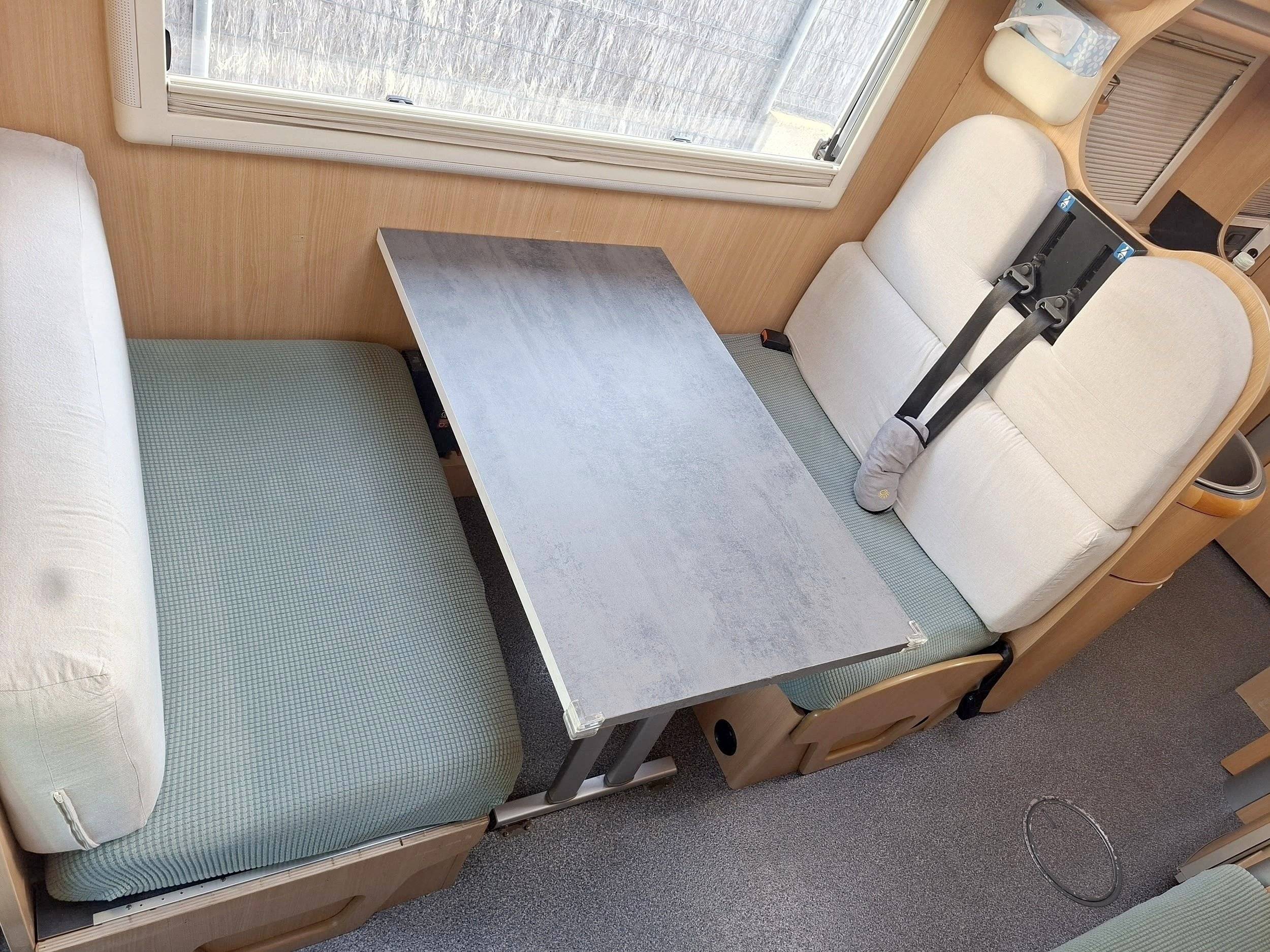 Dining Area Iveco Daily 3,0 l 146 ch - Yescapa