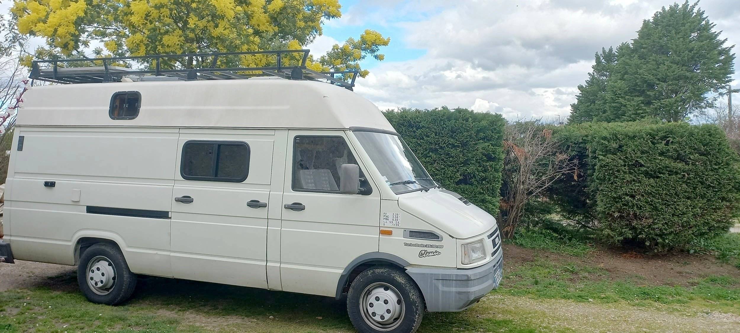 Vue avant de 3/4 Iveco Daily 35.10 - Yescapa