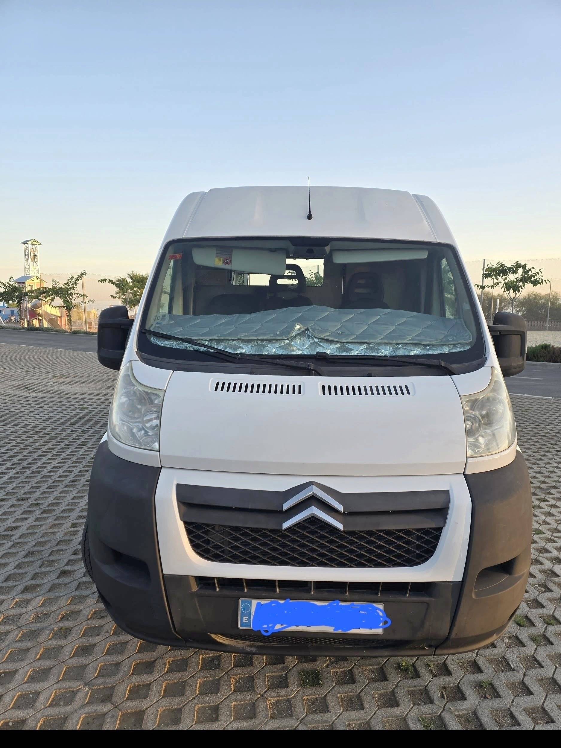 Vista de 3/4 Citroën Jumper 2,0 l 110 ch - Yescapa