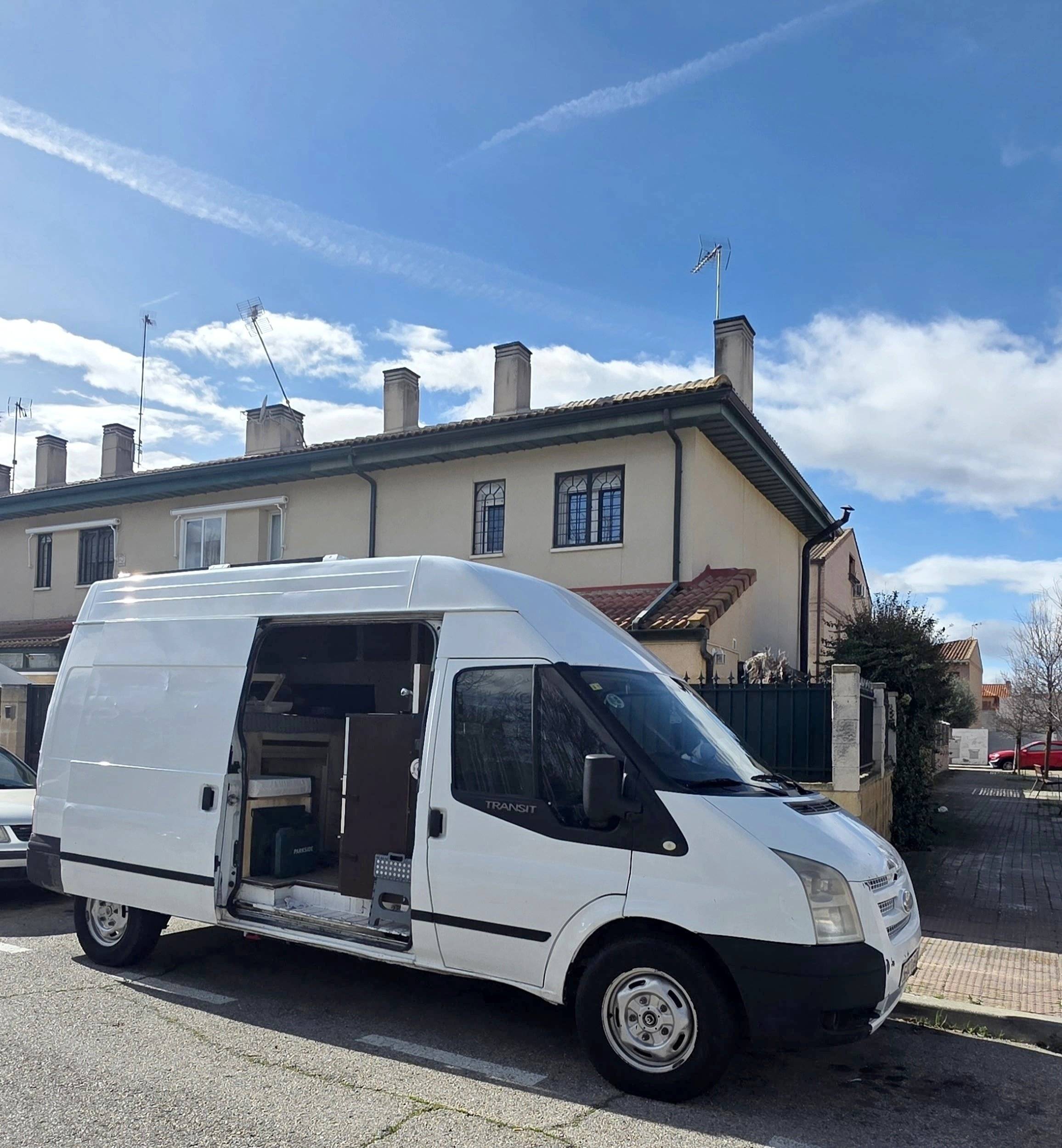 Vista de 3/4 Ford Transit 2,4 l TDCi 140 ch. - Yescapa