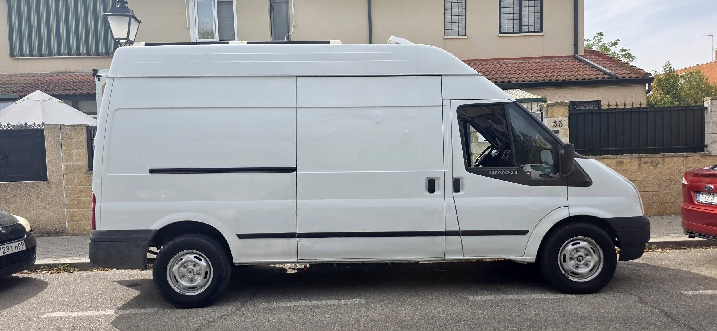 Vue avant de 3/4 Ford Transit 2,4 l TDCi 140 ch. - Yescapa