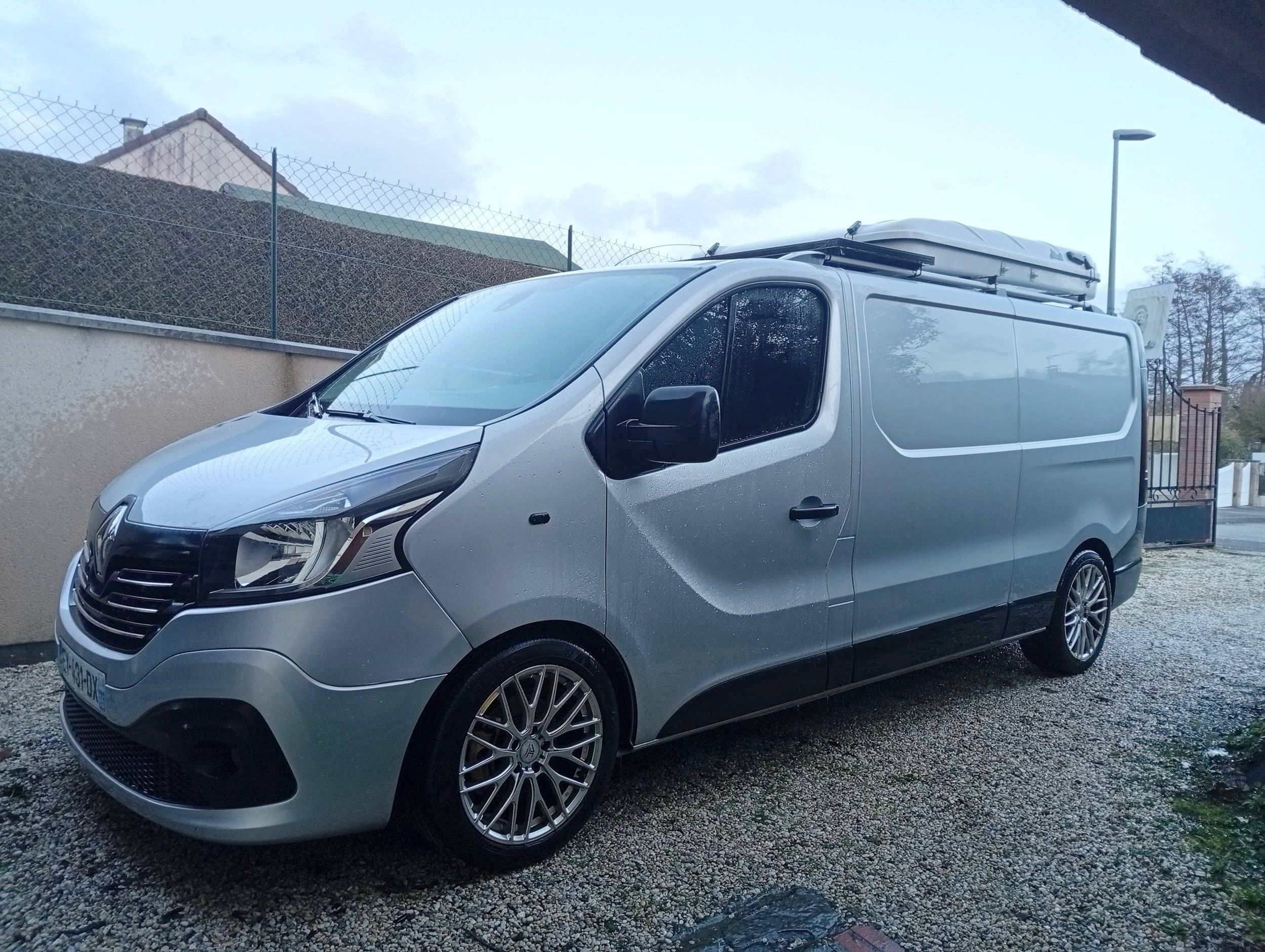 schräge Vorderansicht Renault Trafic 1,6 l 145 ch - Yescapa