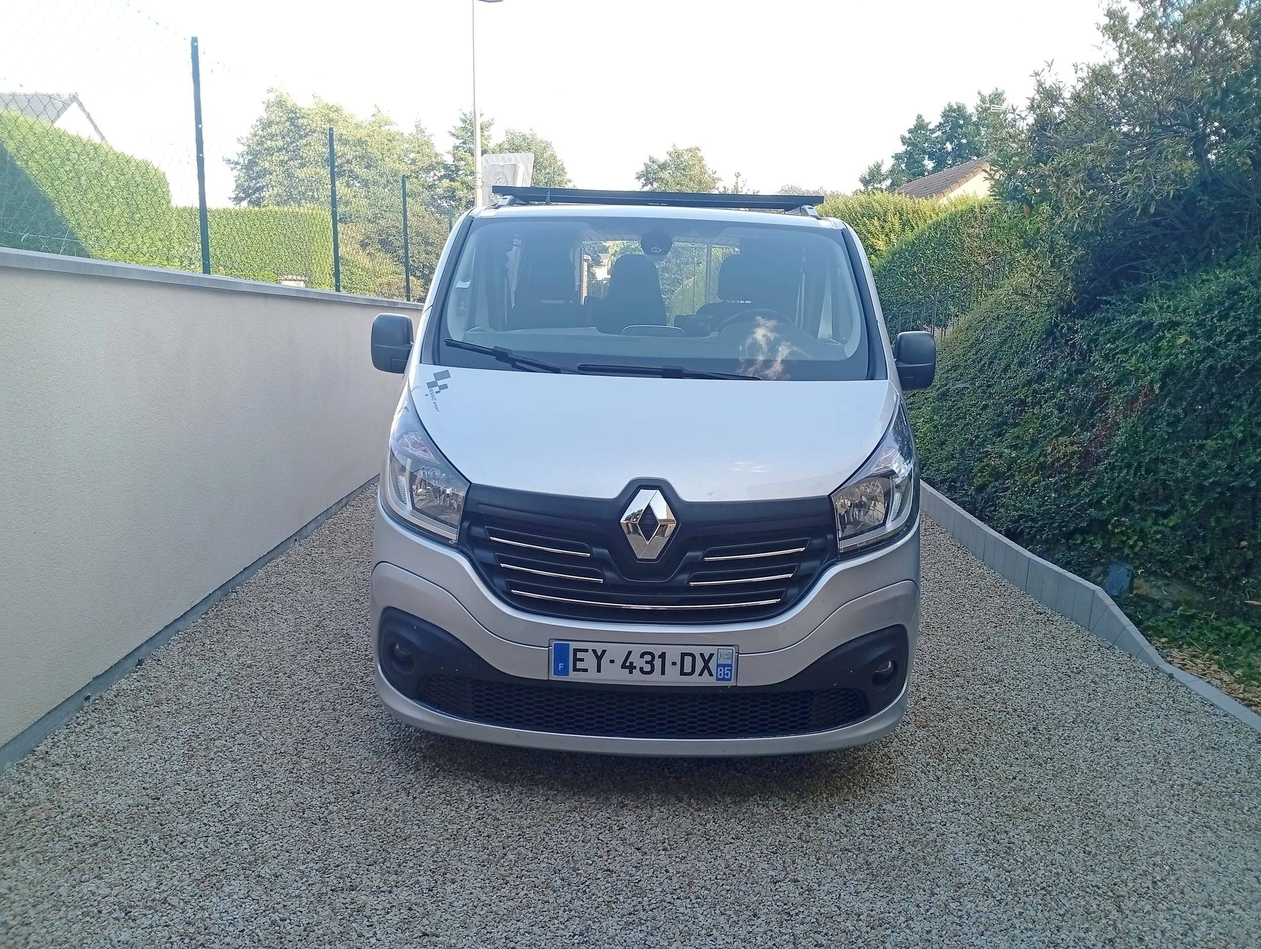 Vue avant de 3/4 Renault Trafic 1,6 l 145 ch - Yescapa