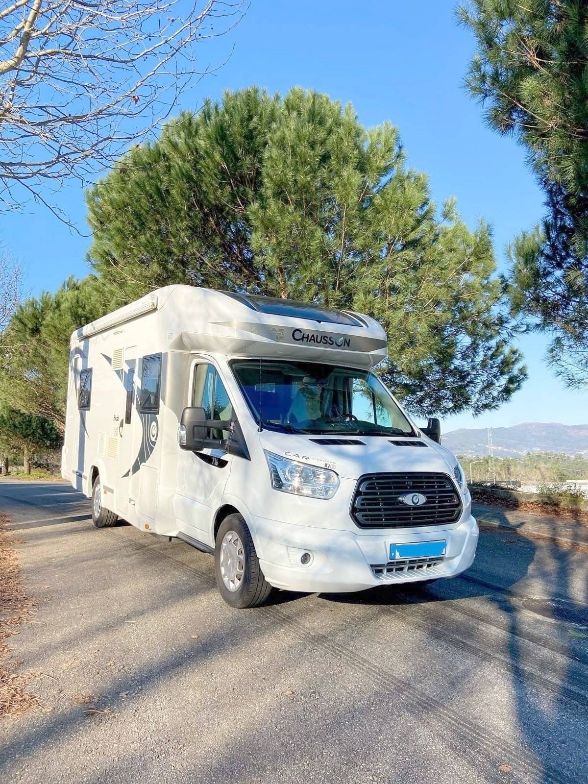 Vista del vehicle angle davanter Ford transit 2.0tdi 170cv - Yescapa