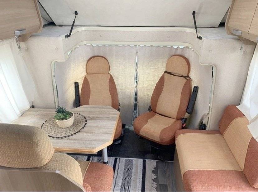 Dining Area Fiat Fiat Ducato 150 CV - Yescapa