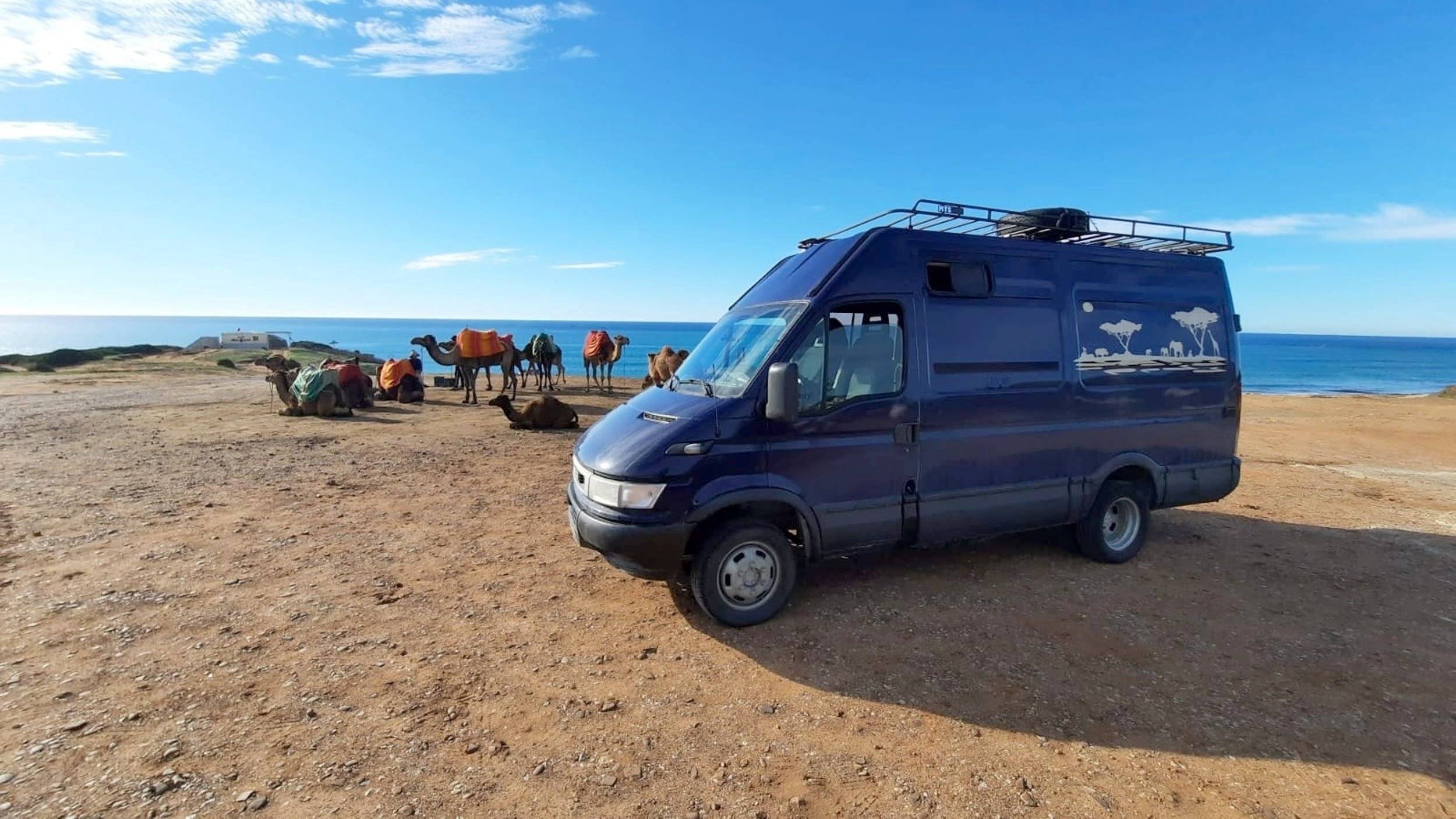 Vista del vehículo ángulo delantero Iveco DAILY - Yescapa