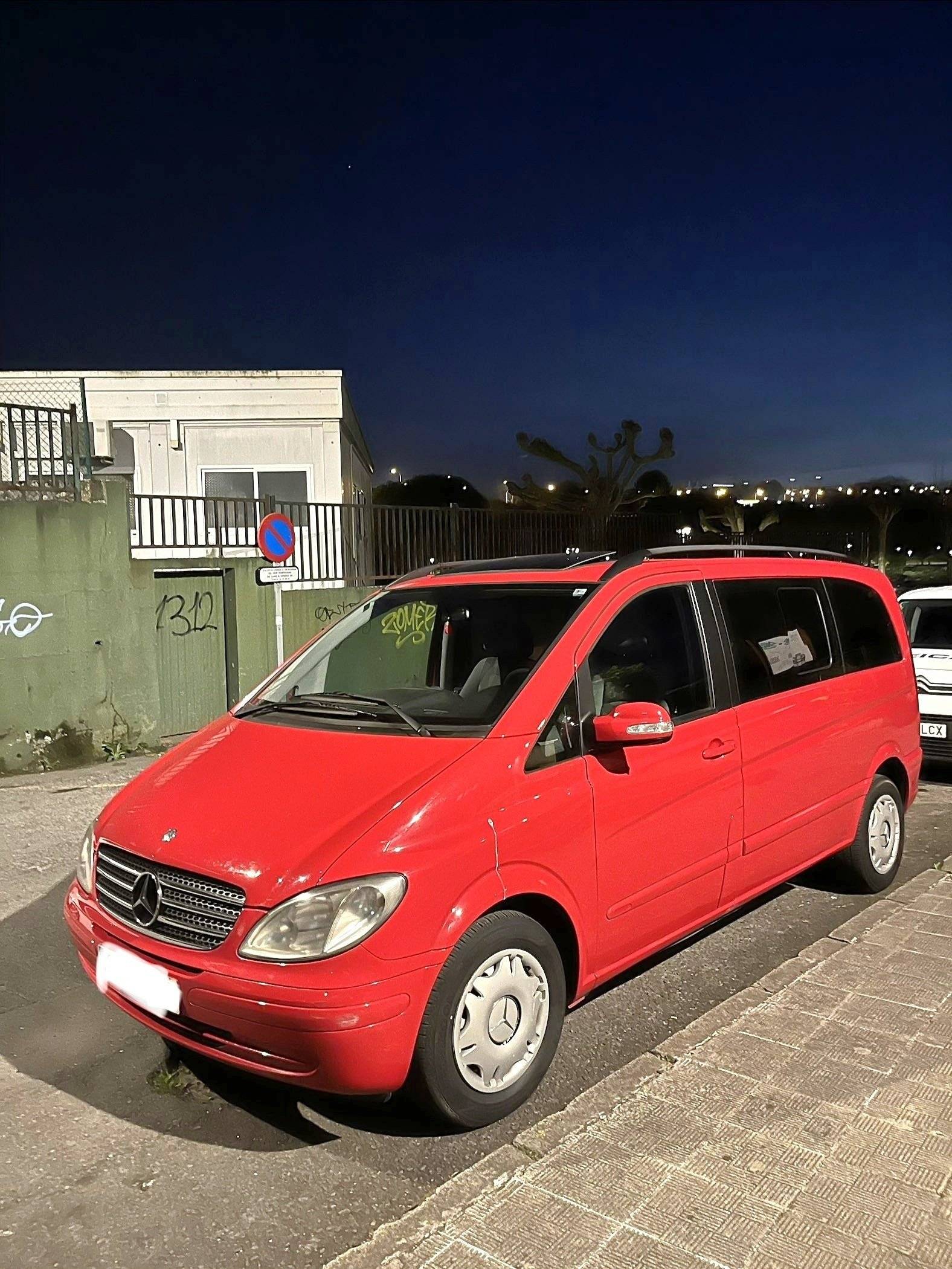 Front view from 3/4 Mercedes VIano 2.2 cdi Fun - Yescapa