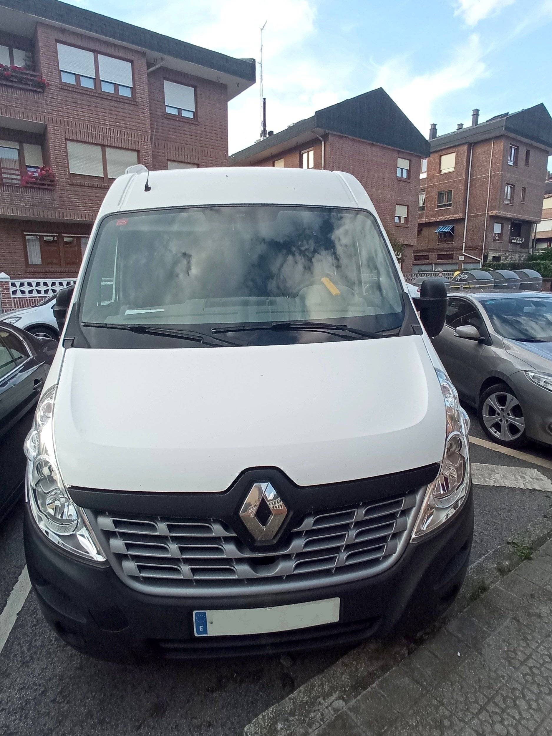 Front view from 3/4 Renault Master 2,3 l 125 ch - Yescapa