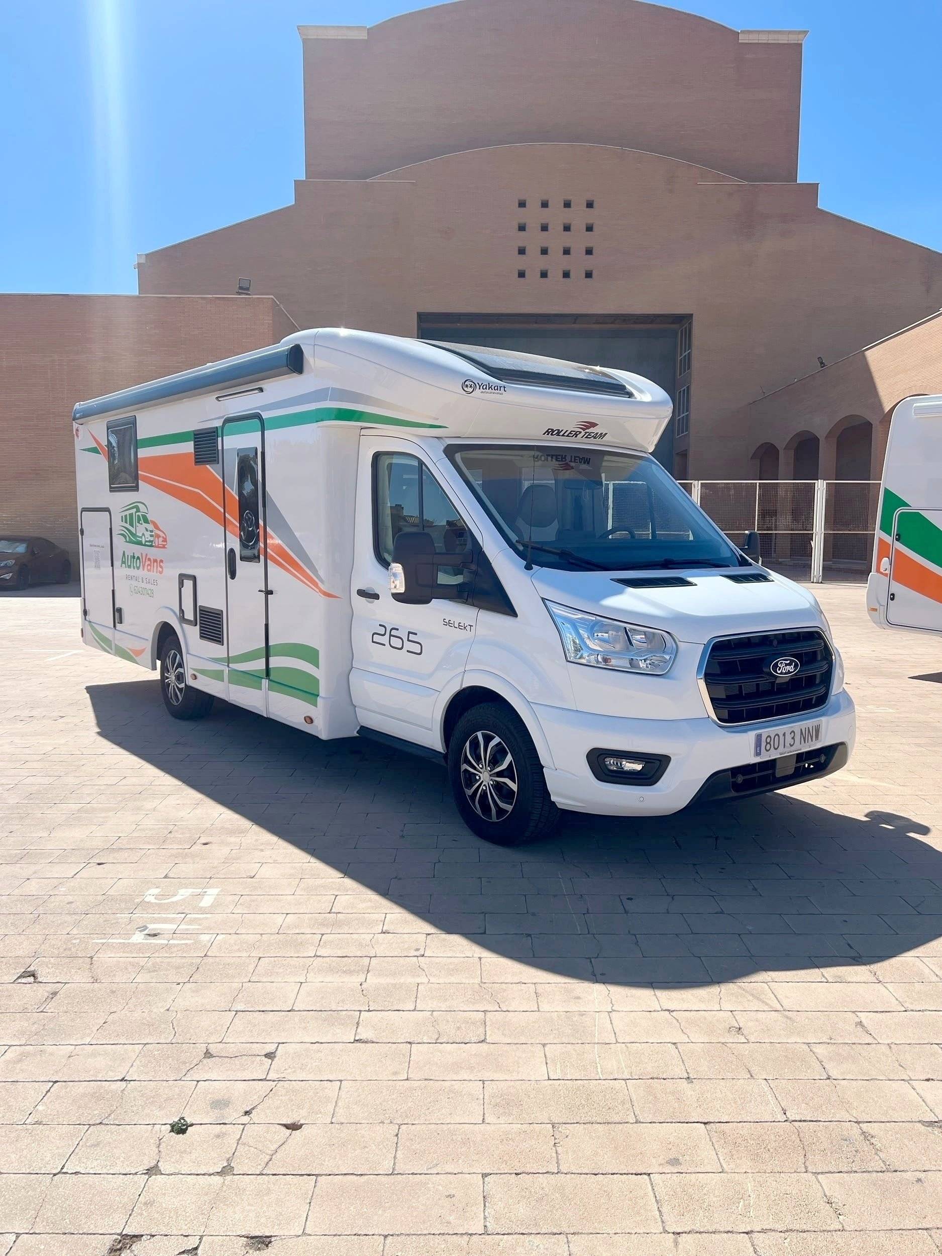 Vista frontale a ¾ Ford 165 BHP Auto - Yescapa