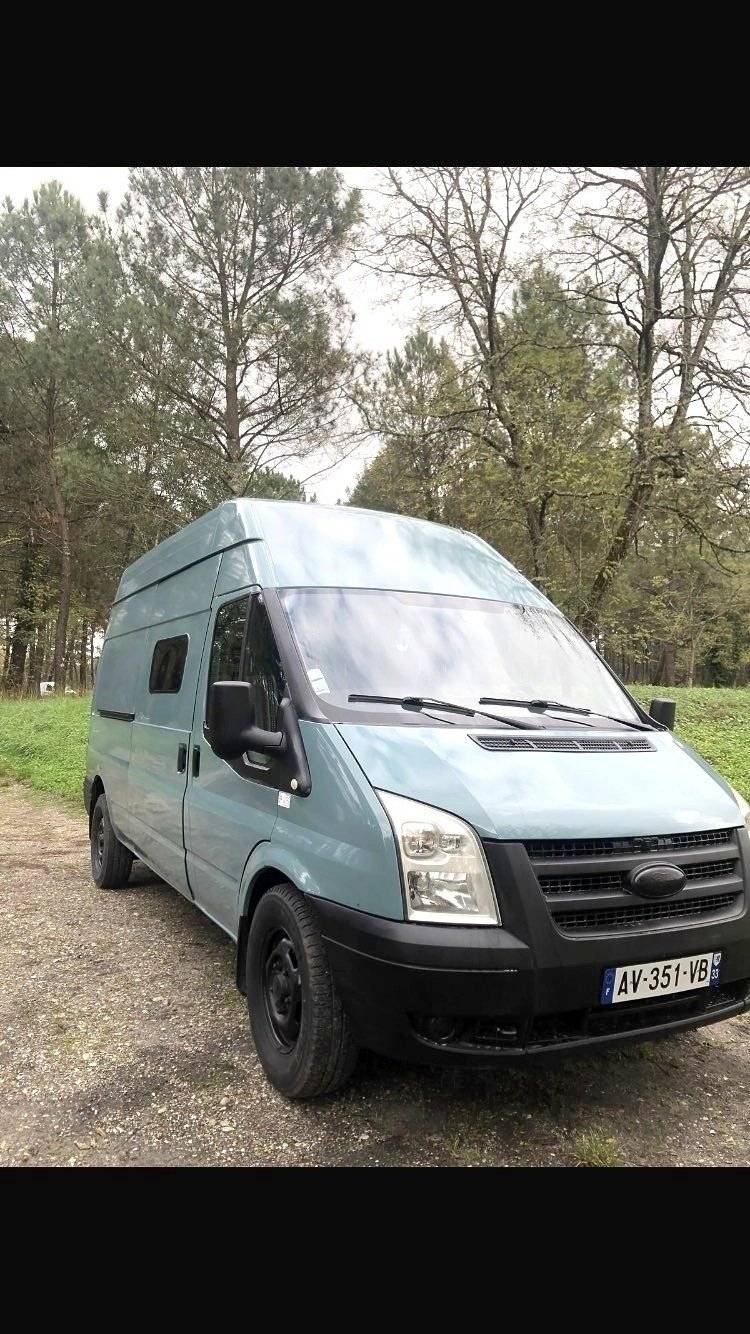 Vue avant de 3/4 Ford Transit 2,2 l 115 ch - Yescapa