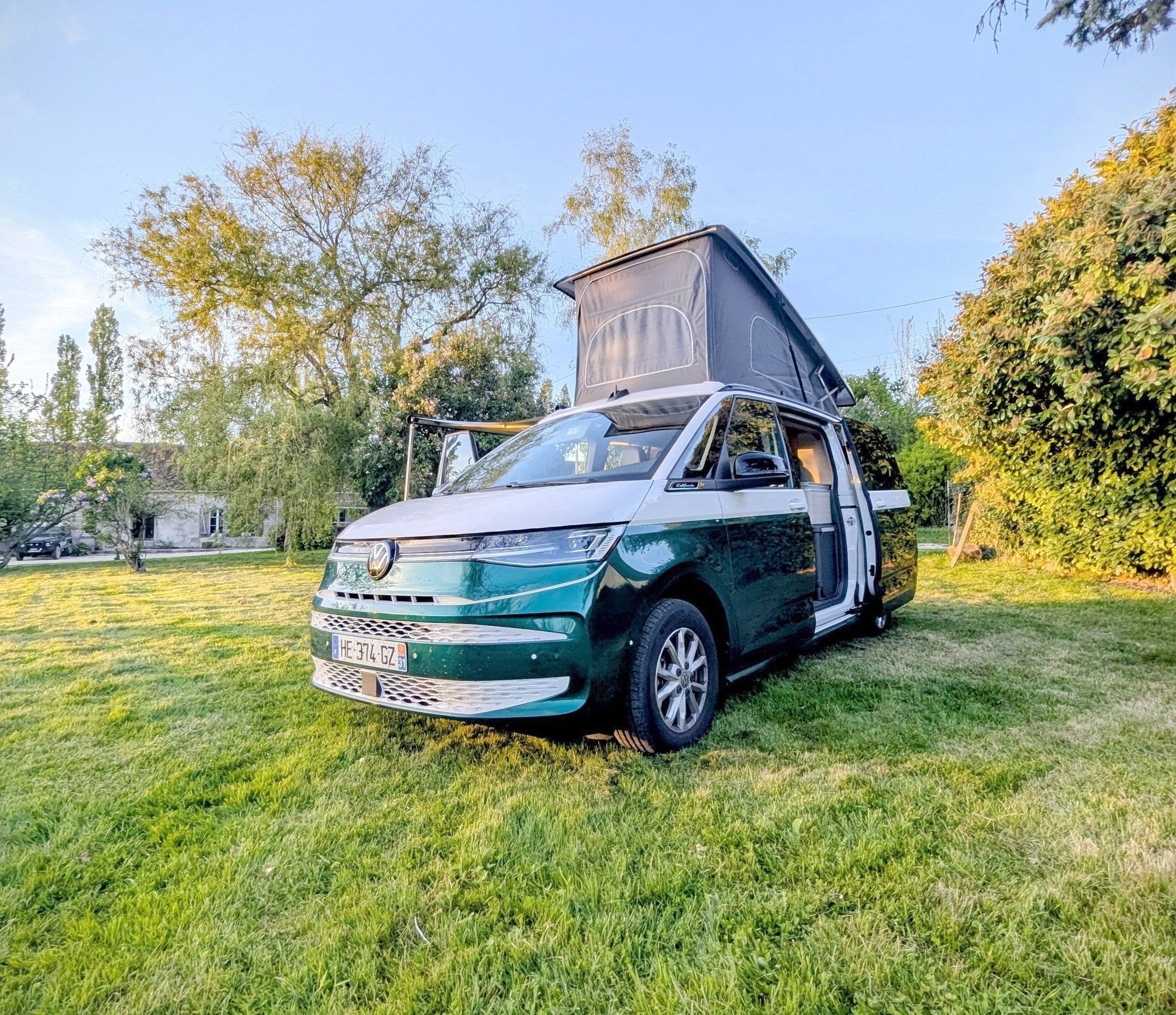 Vista de 3/4 Volkswagen Volkswagen california t7 - Yescapa