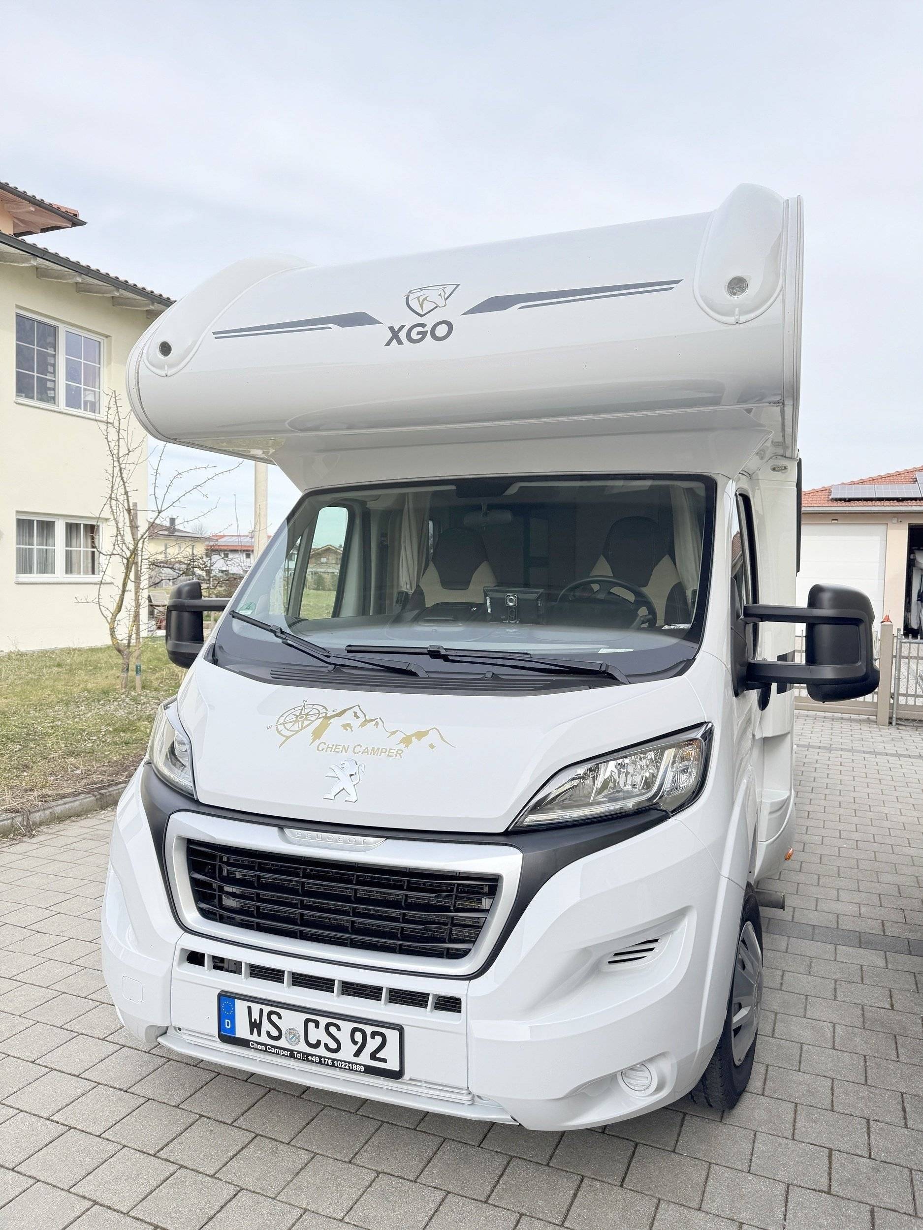 Vista frontale a ¾ Peugeot 2.2 140Bhp HDI - Yescapa