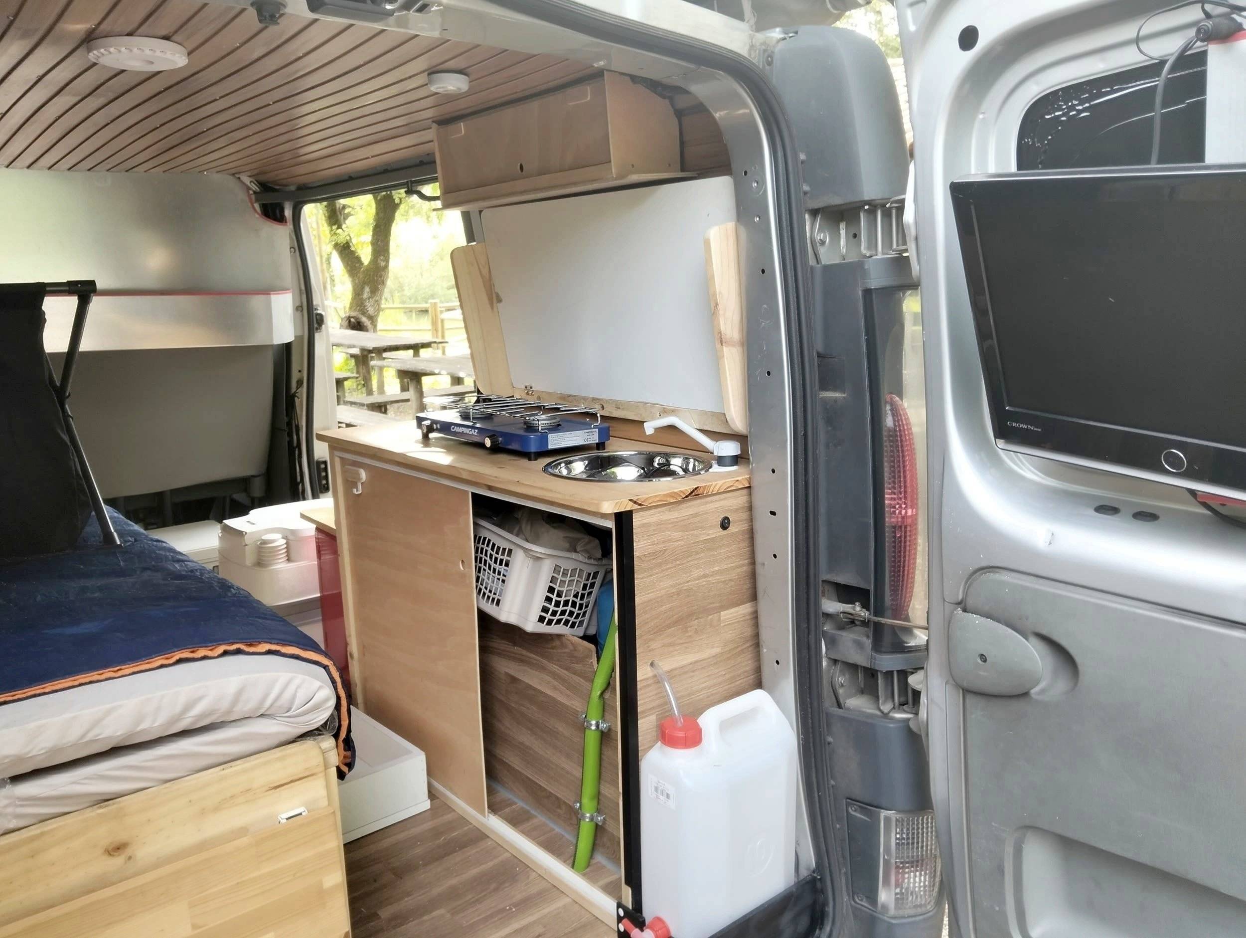 Comedor Opel Vivaro 1,9 CDTI 100cv - Yescapa