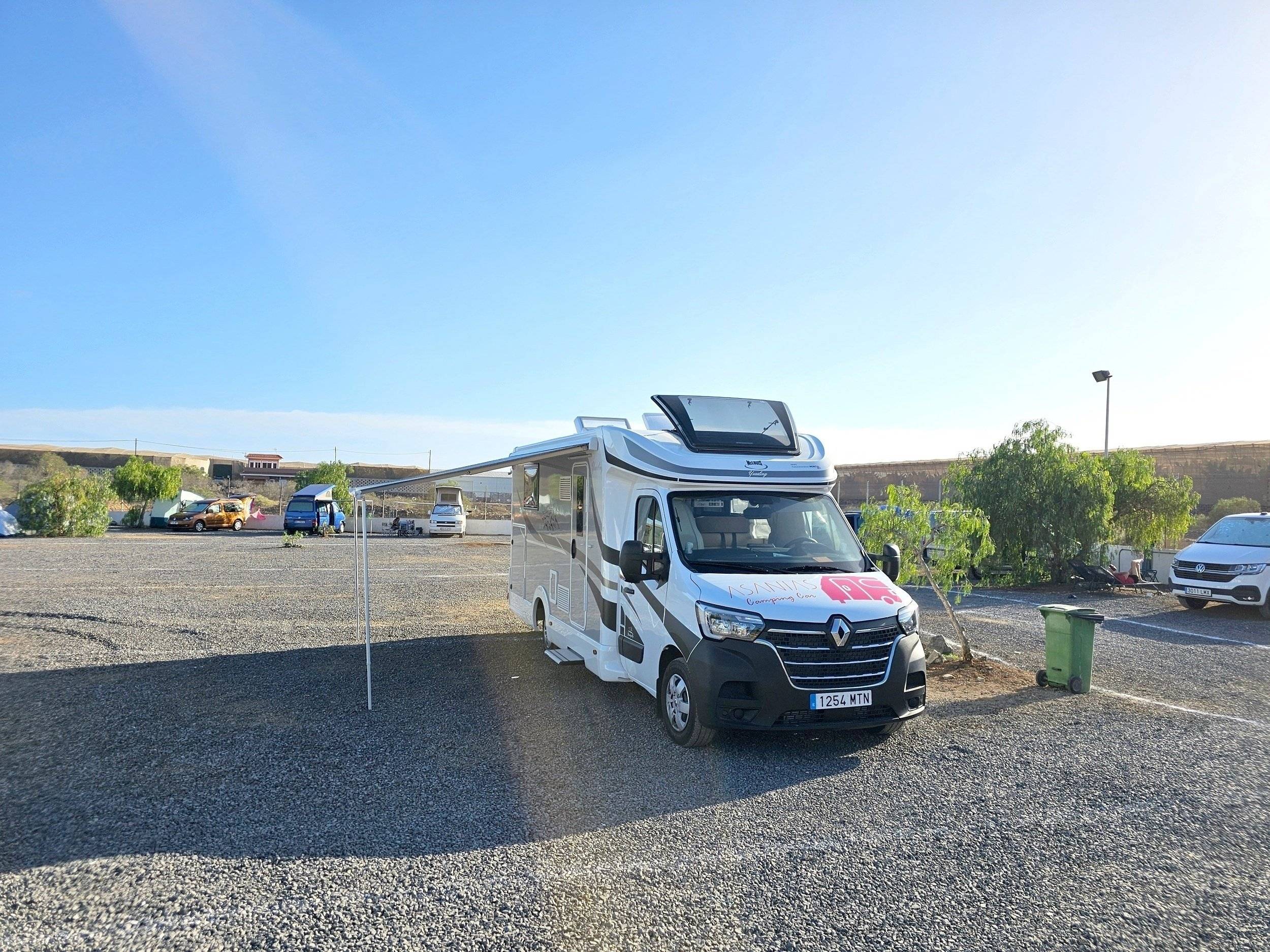 Vista frontale a ¾ Renault Renault master 2,3l - Yescapa