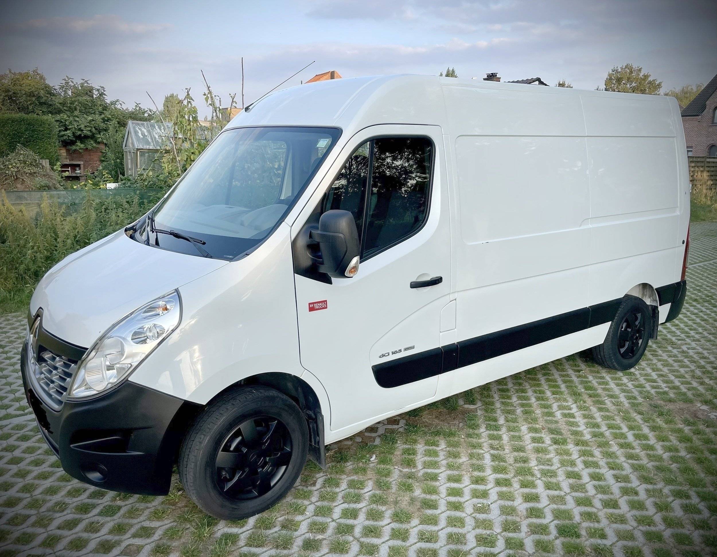 Vista de 3/4 Renault Renault master - Yescapa