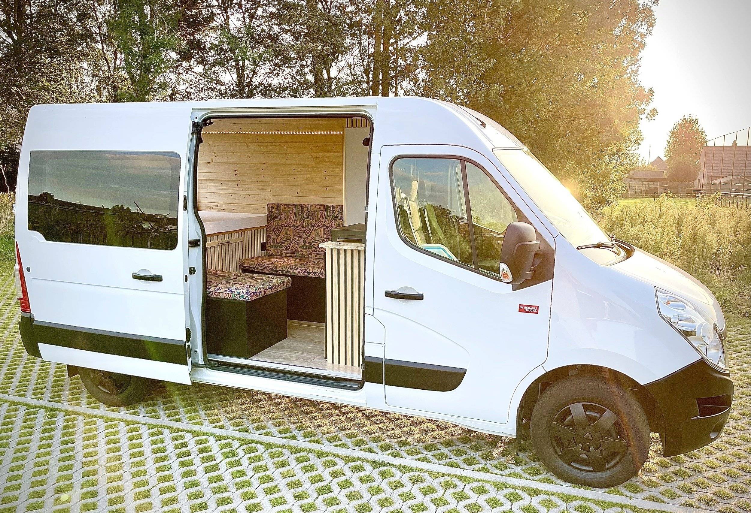 Front view from 3/4 Renault Renault master - Yescapa