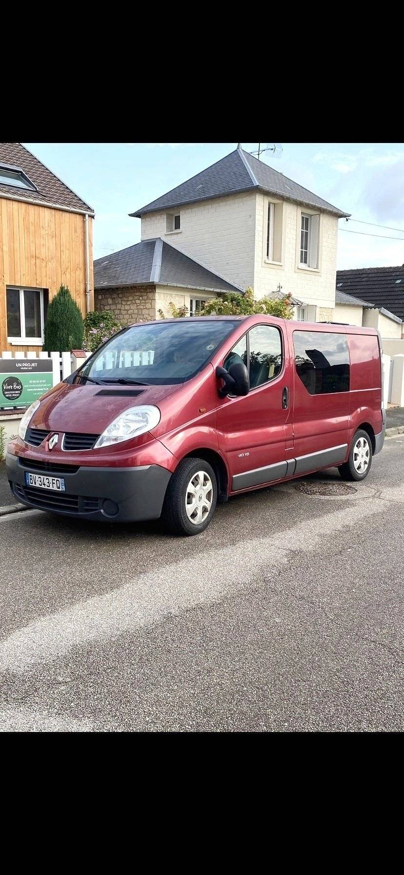 Vue avant de 3/4 Renault Trafic 1,6 l 115 ch - Yescapa
