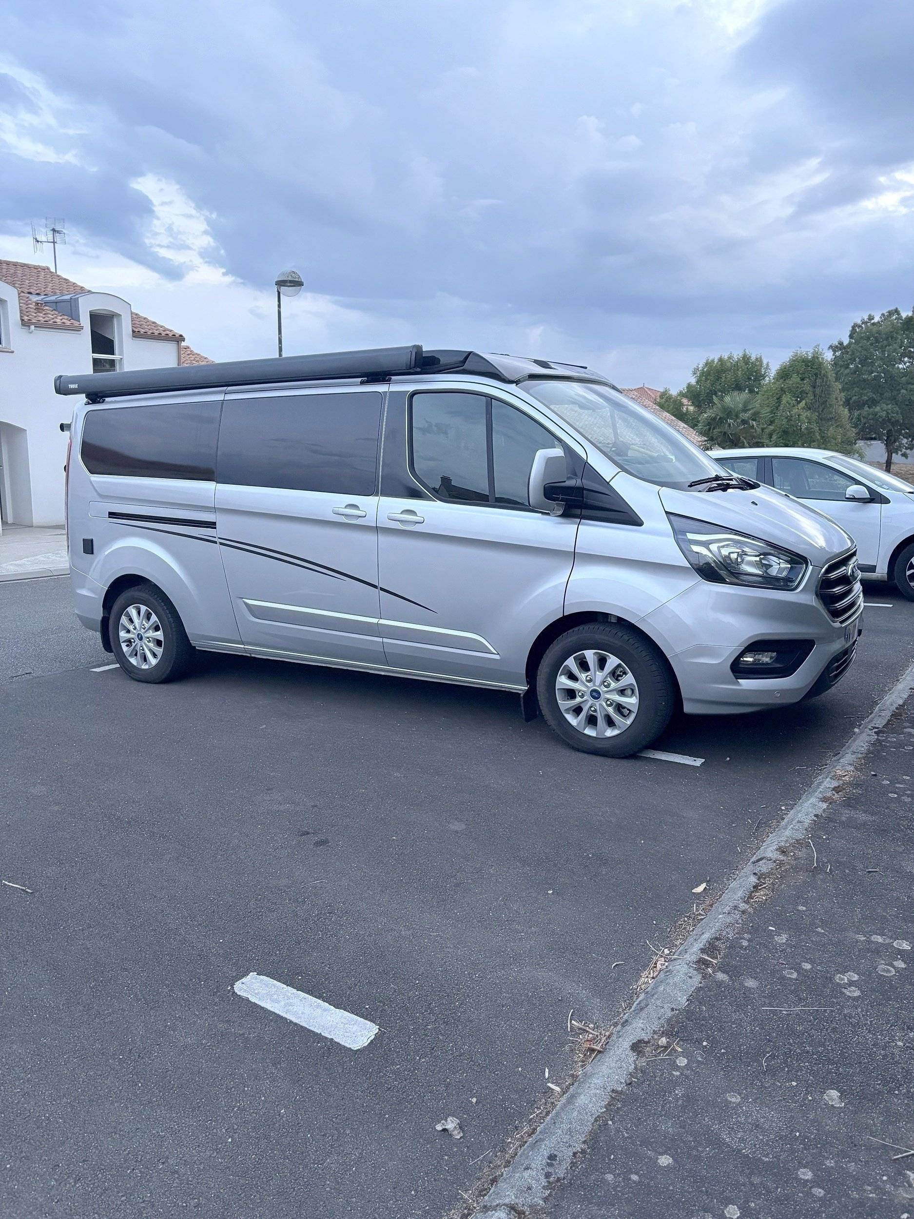 schräge Vorderansicht Ford FORD TRANSIT - Yescapa