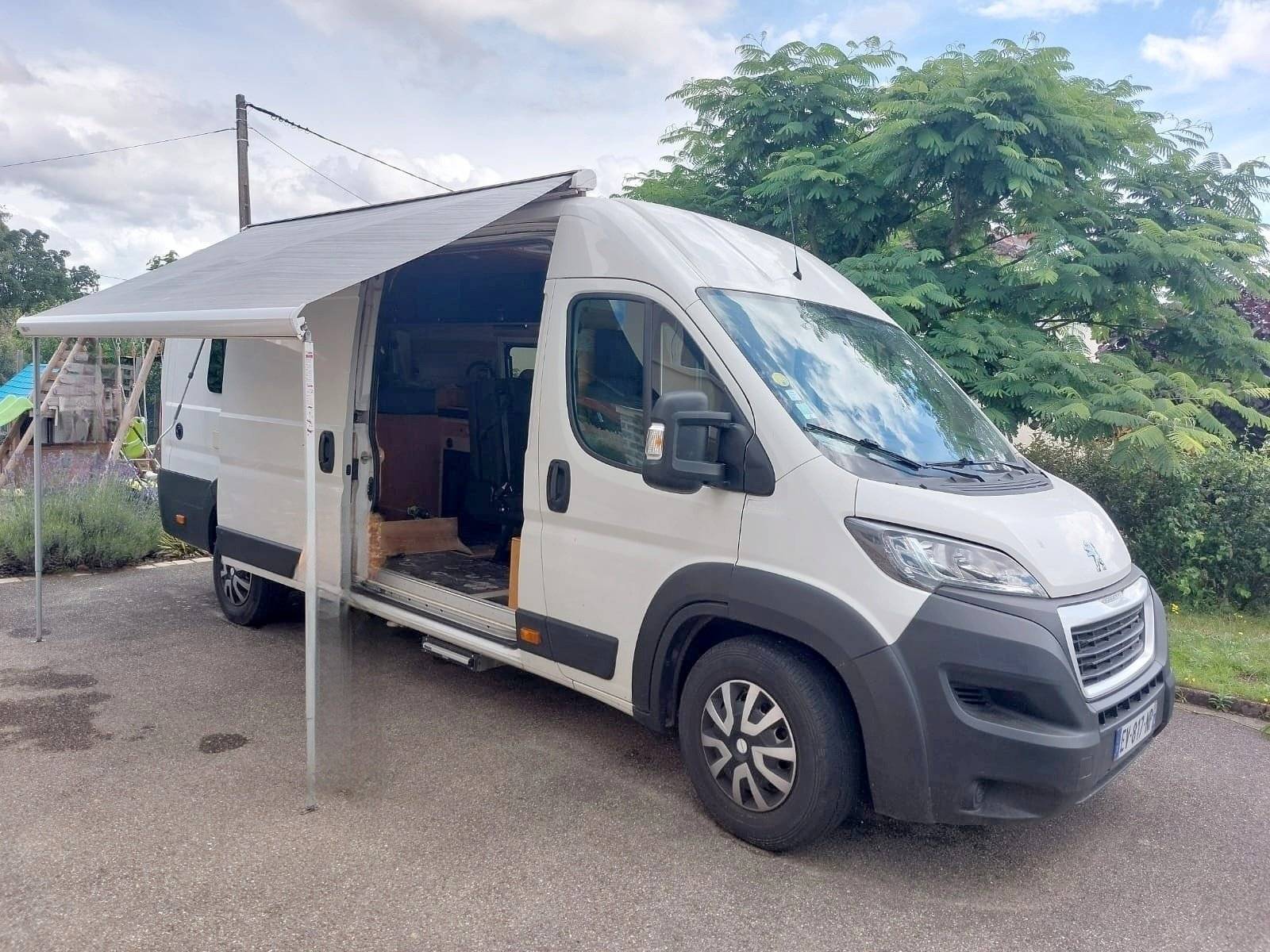 Front view from 3/4 Peugeot Peugeot boxer - Yescapa