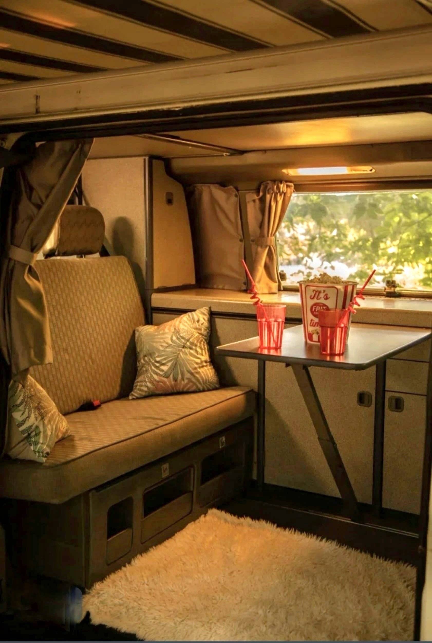 Dining Area Volkswagen T4 CALIFORNIA - Yescapa