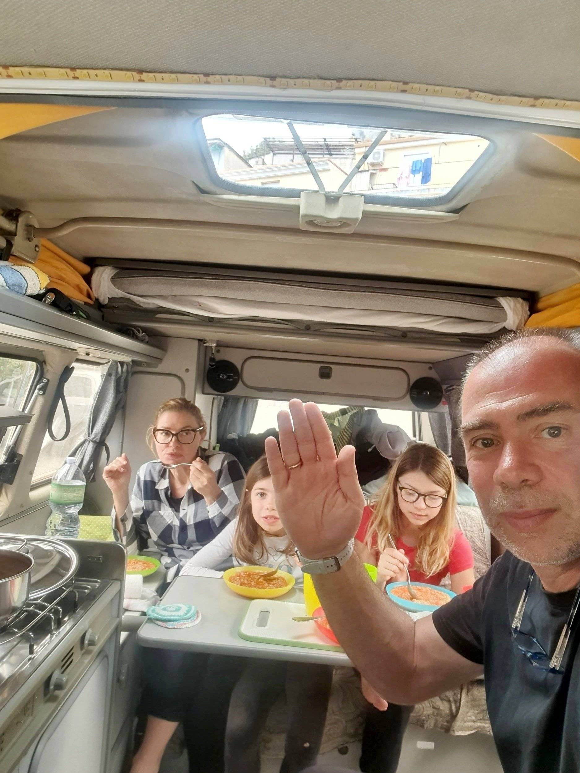 Dining Area Volkswagen Volkswagen T3 - Yescapa