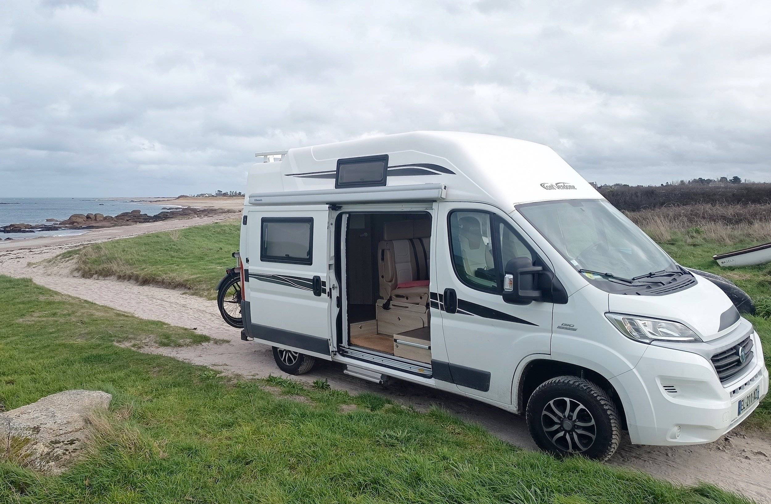 schräge Vorderansicht Fiat 2,3 l 130 ch - Yescapa