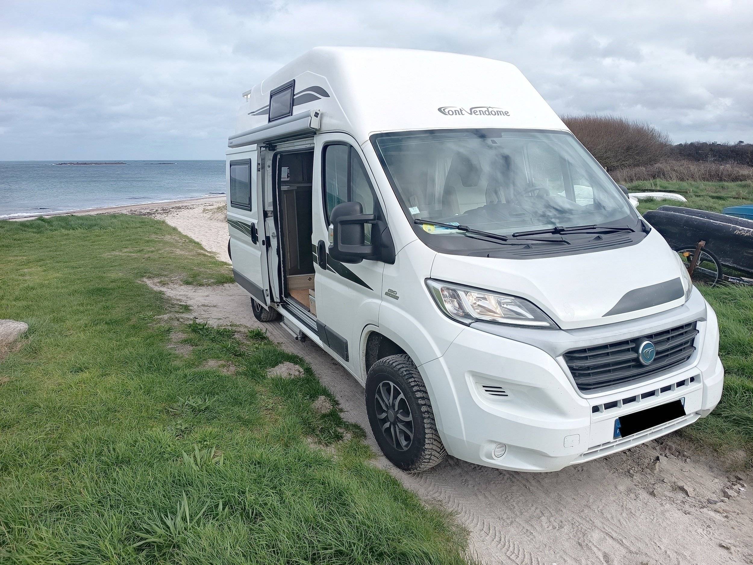 Vue avant de 3/4 Fiat 2,3 l 130 ch - Yescapa