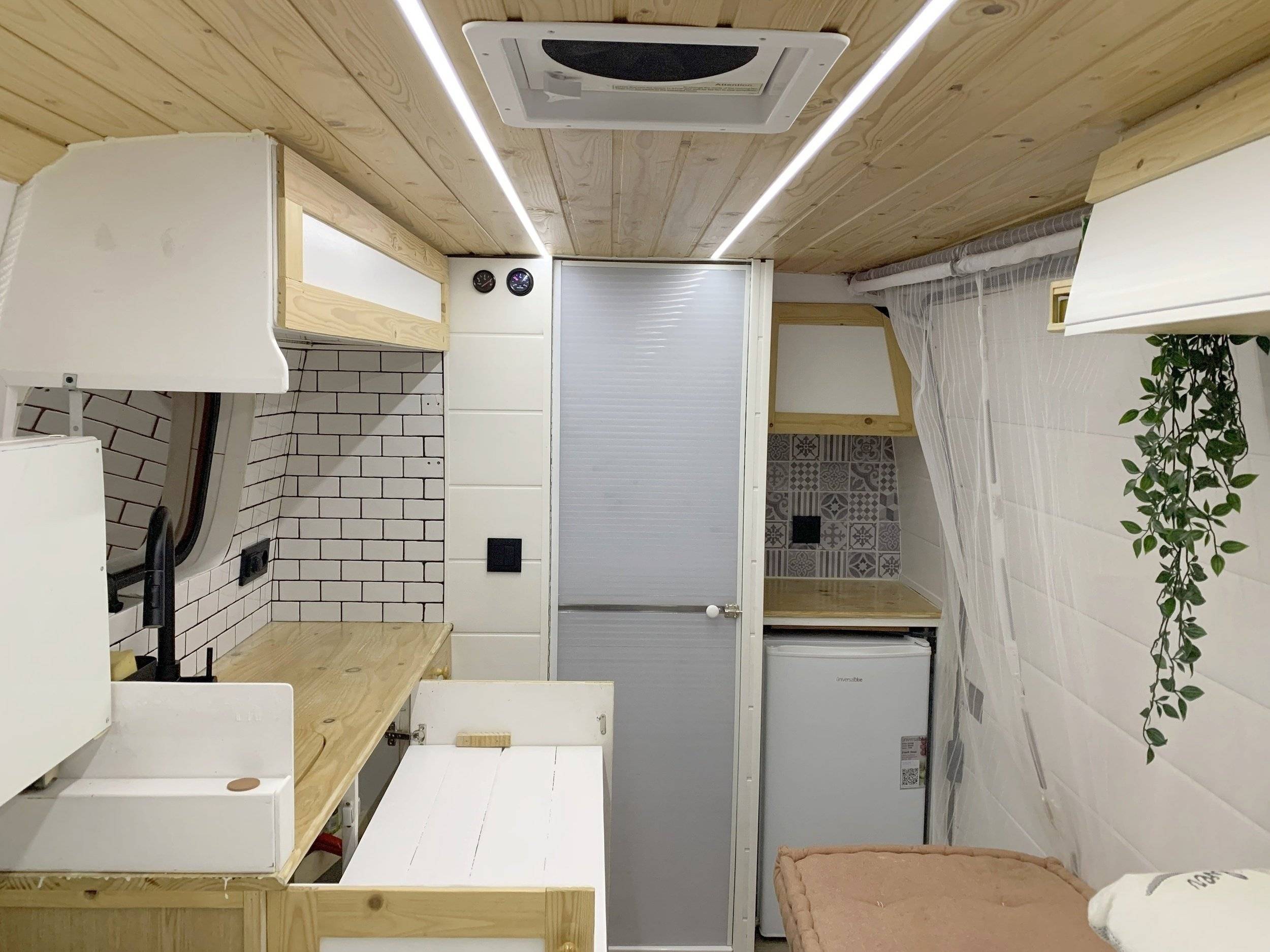 Dining Area Fiat Ducato 2.8 JTD - Yescapa