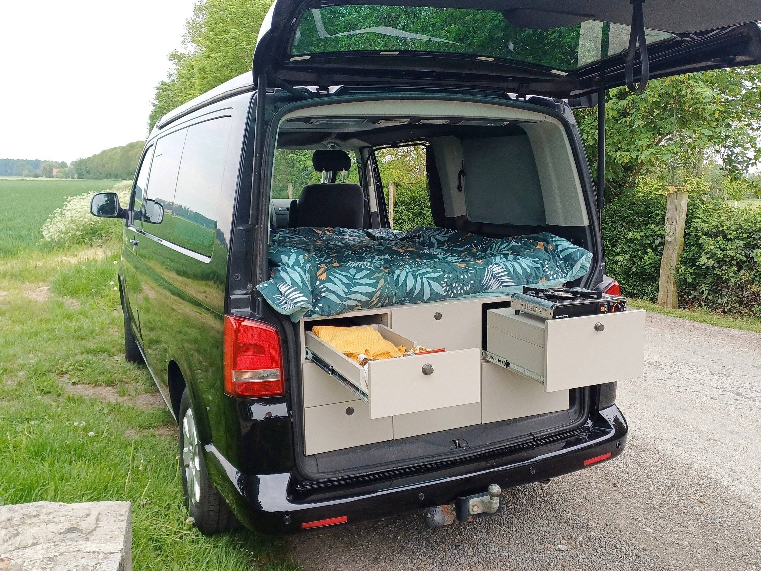 Dining Area Volkswagen T5 2,0 l 102 ch - Yescapa