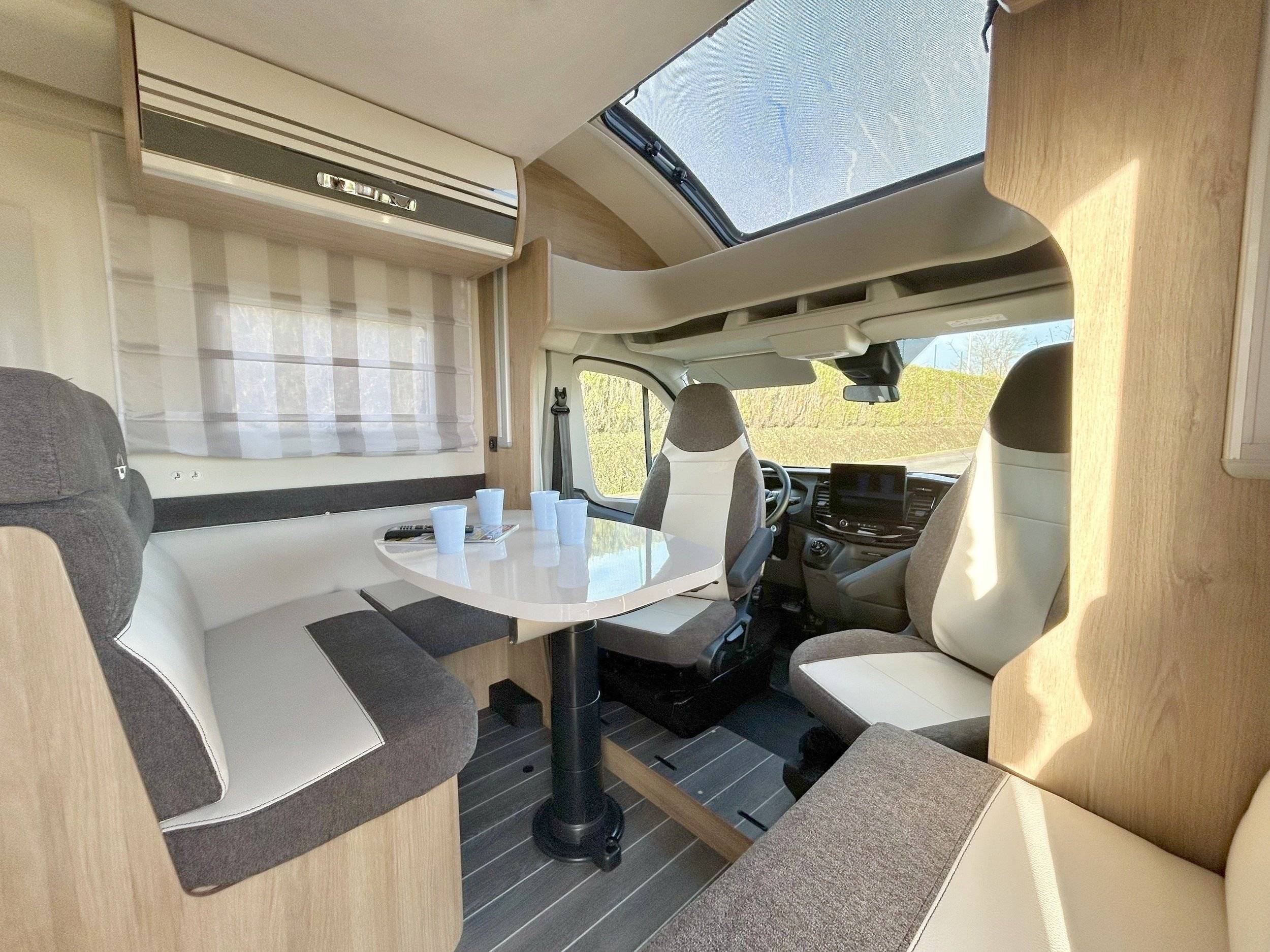 Dining Area Ford - Yescapa