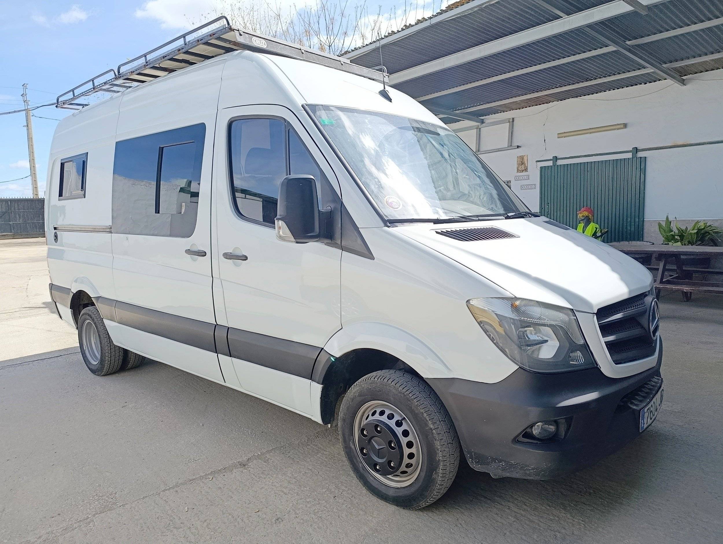 Front view from 3/4 Mercedes Mercedes Sprinter - Yescapa