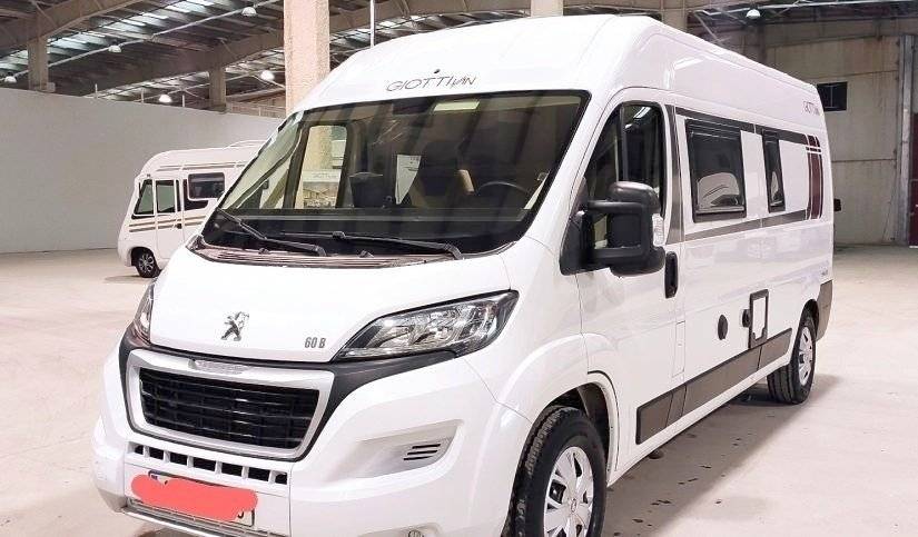 Vue avant de 3/4 Peugeot Peugeot 2.2 140cv - Yescapa