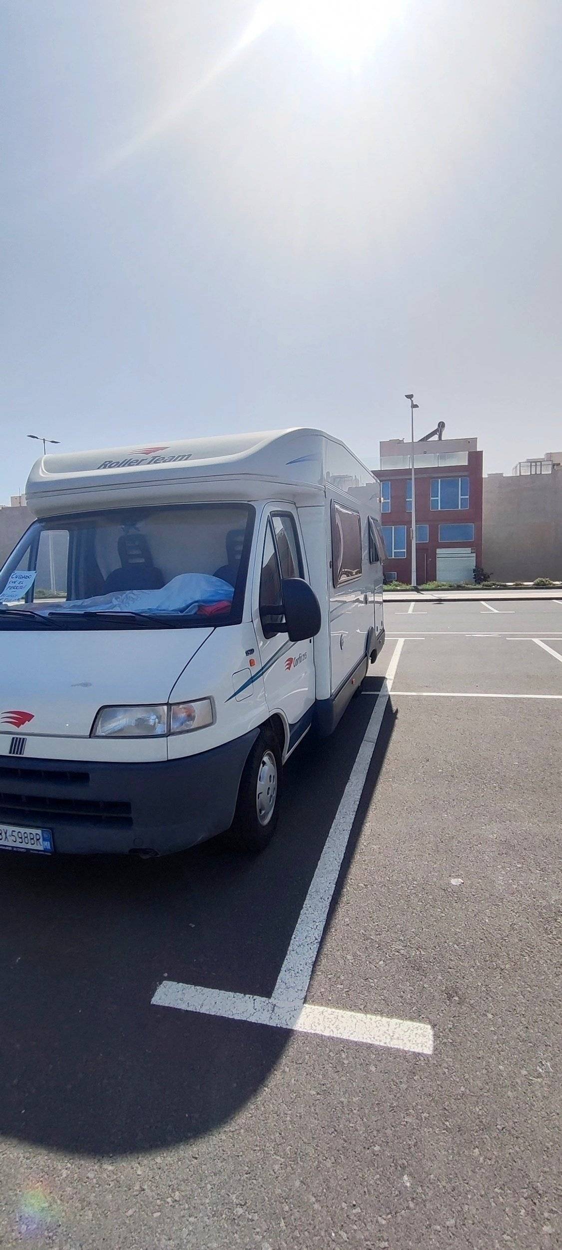 Vista del vehicle angle davanter Fiat Ducato - Yescapa