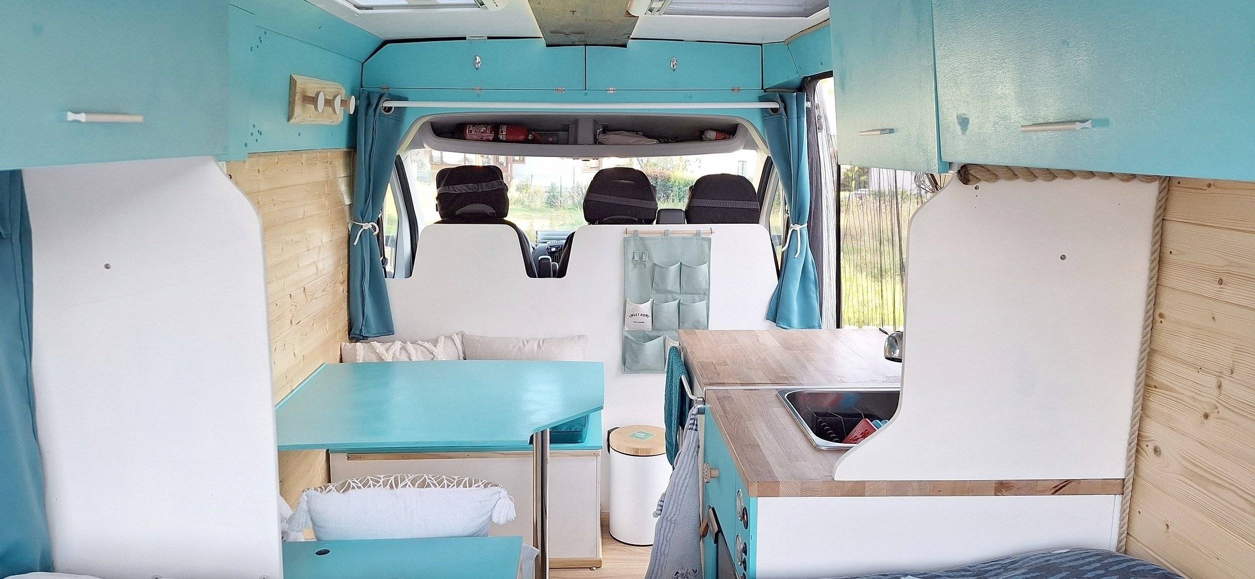 Dining Area Fiat Ducato 120 Multijet - Yescapa