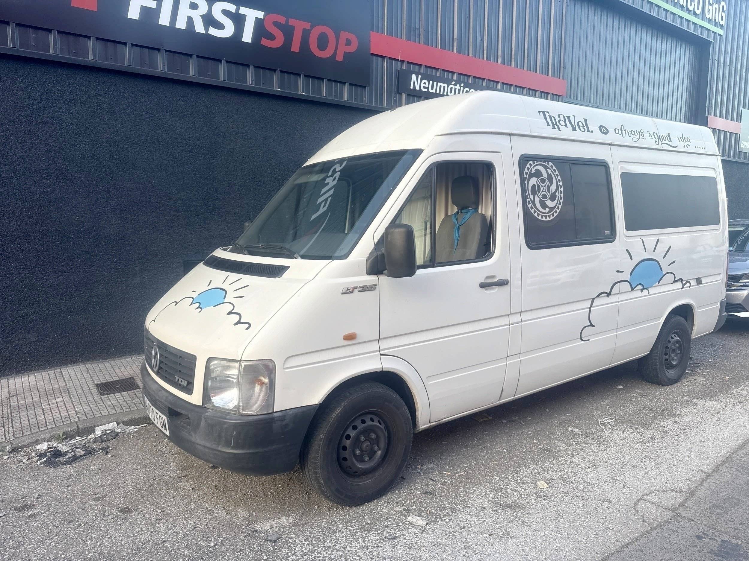 Front view from 3/4  - Yescapa