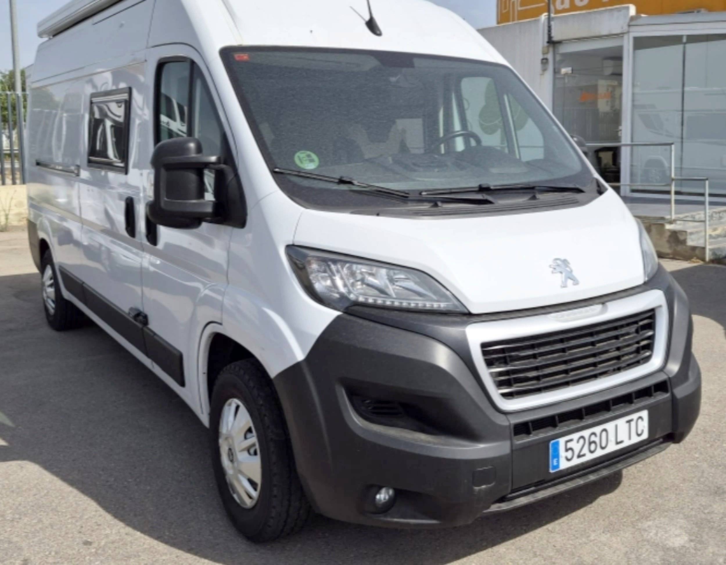 schräge Vorderansicht Peugeot Boxer 333 L2H2 - Yescapa