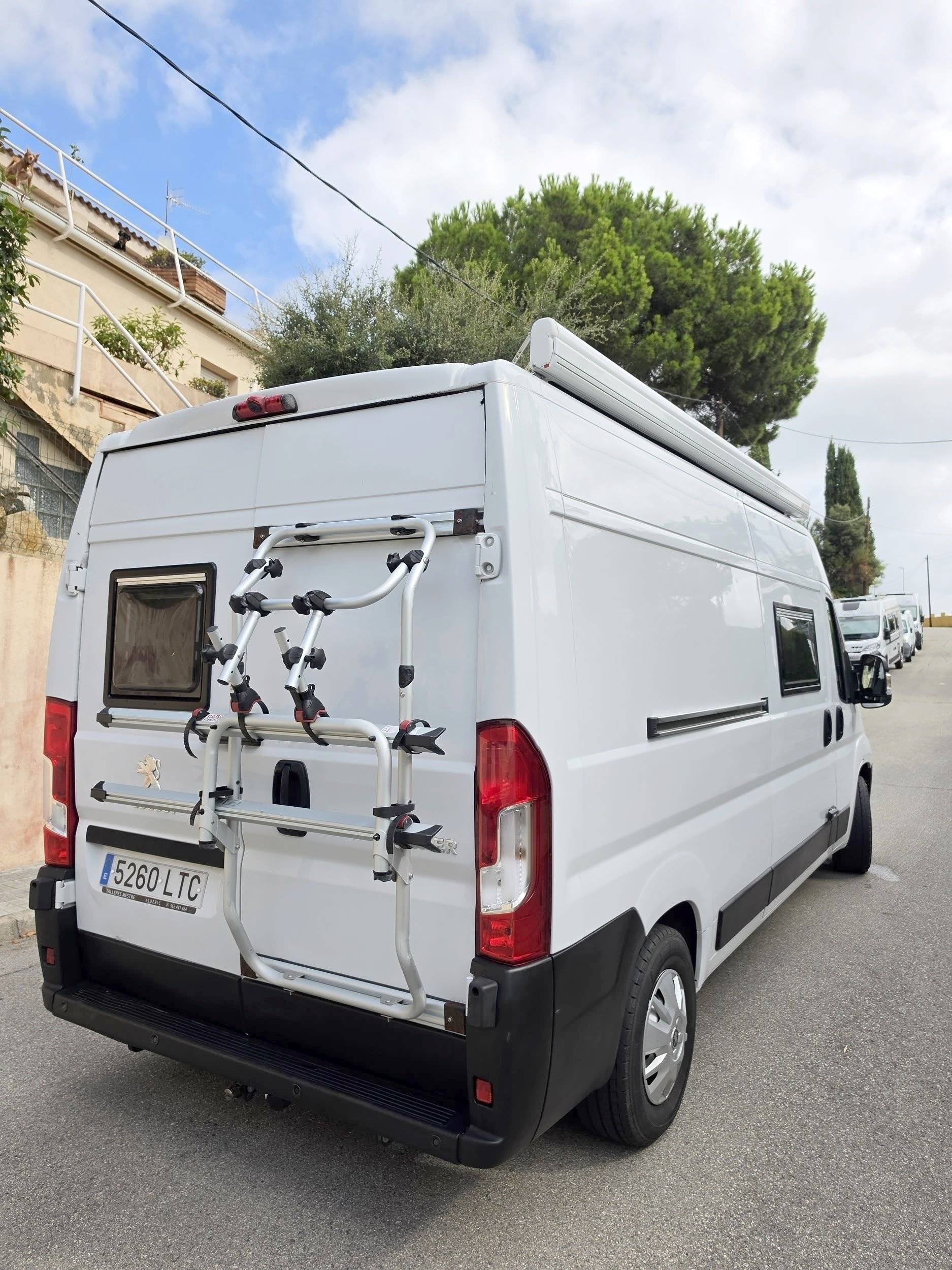 Vue avant de 3/4 Peugeot Boxer - Yescapa