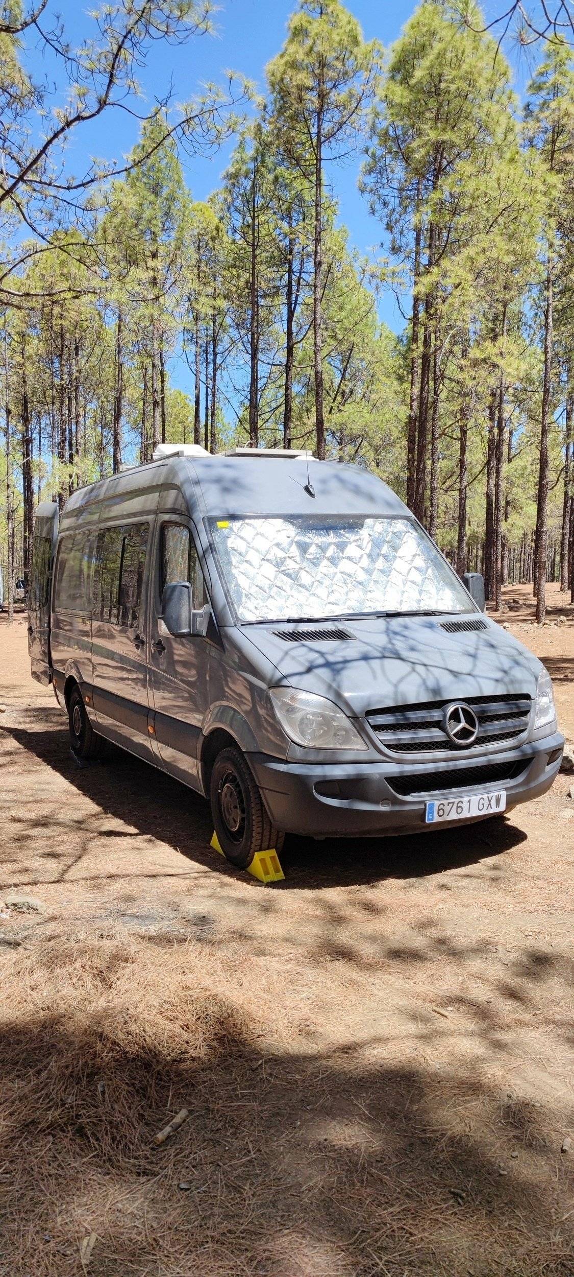 Front view from 3/4 Mercedes Mercedes Sprinter 313 cdi - Yescapa