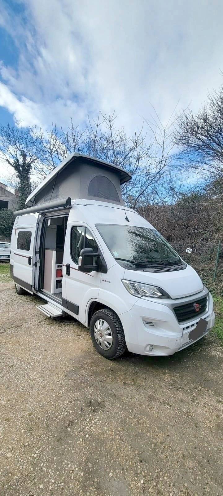 Vista del vehicle angle davanter Fiat Ducato 2,3 l Multijet 140 - Yescapa