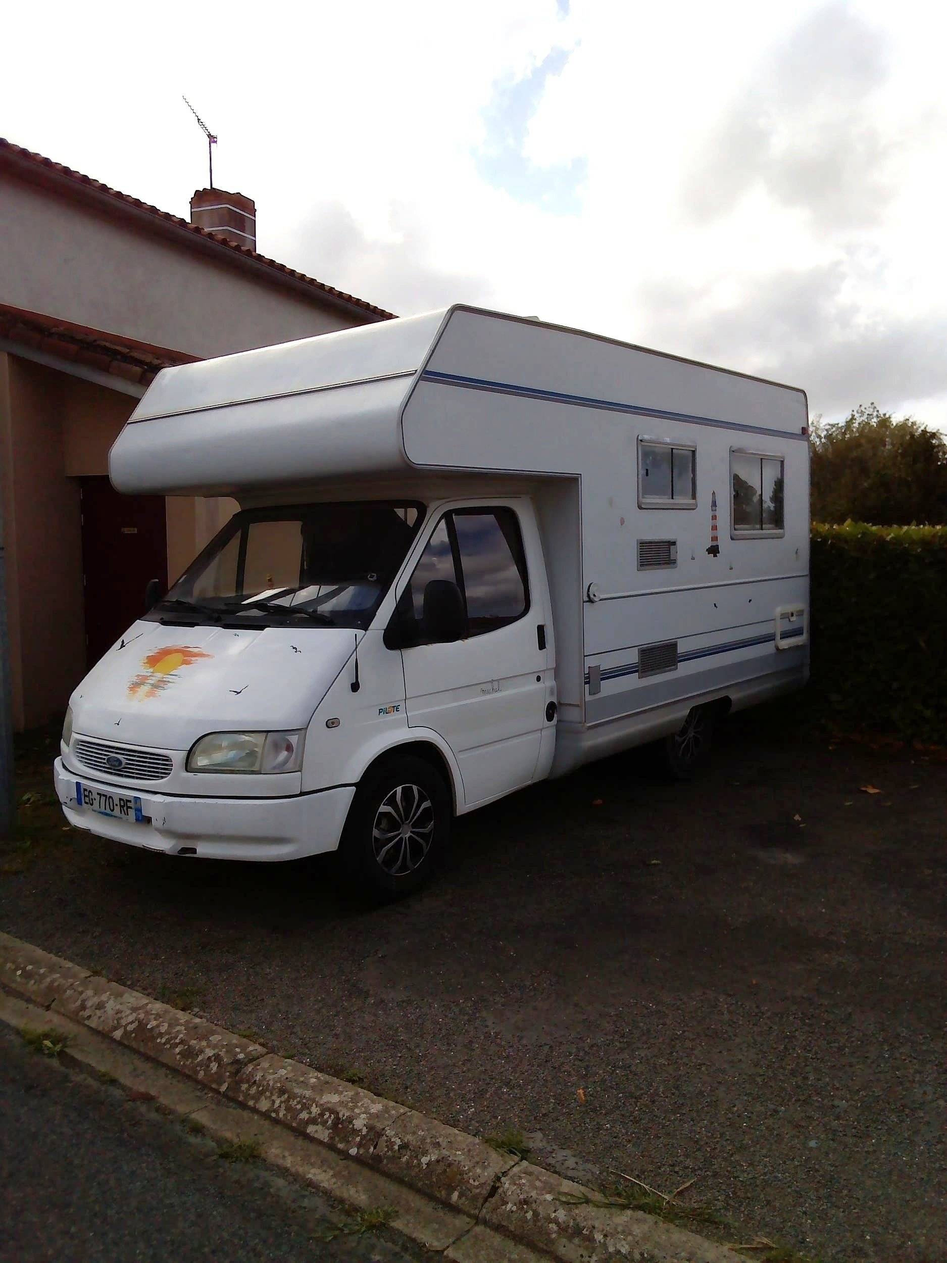 Vue avant de 3/4 Ford transit 2,5 D - Yescapa