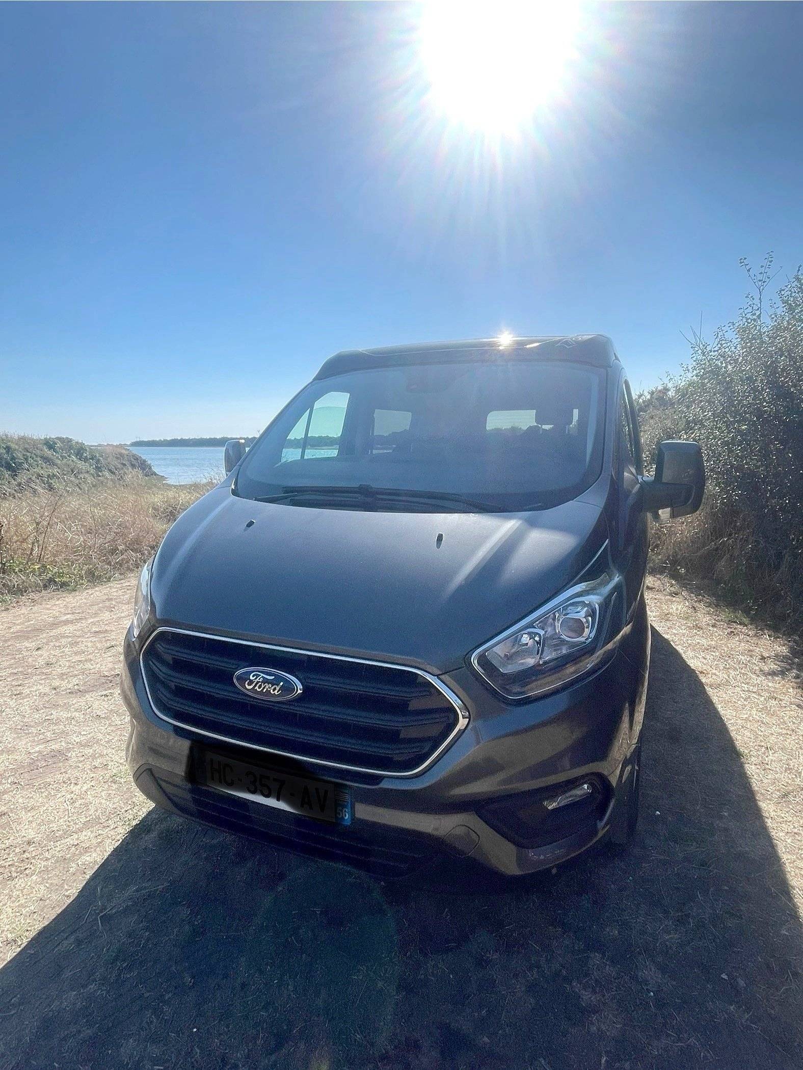 Vista frontale a ¾ Ford Transit Custom 2,0 l 130 ch - Yescapa