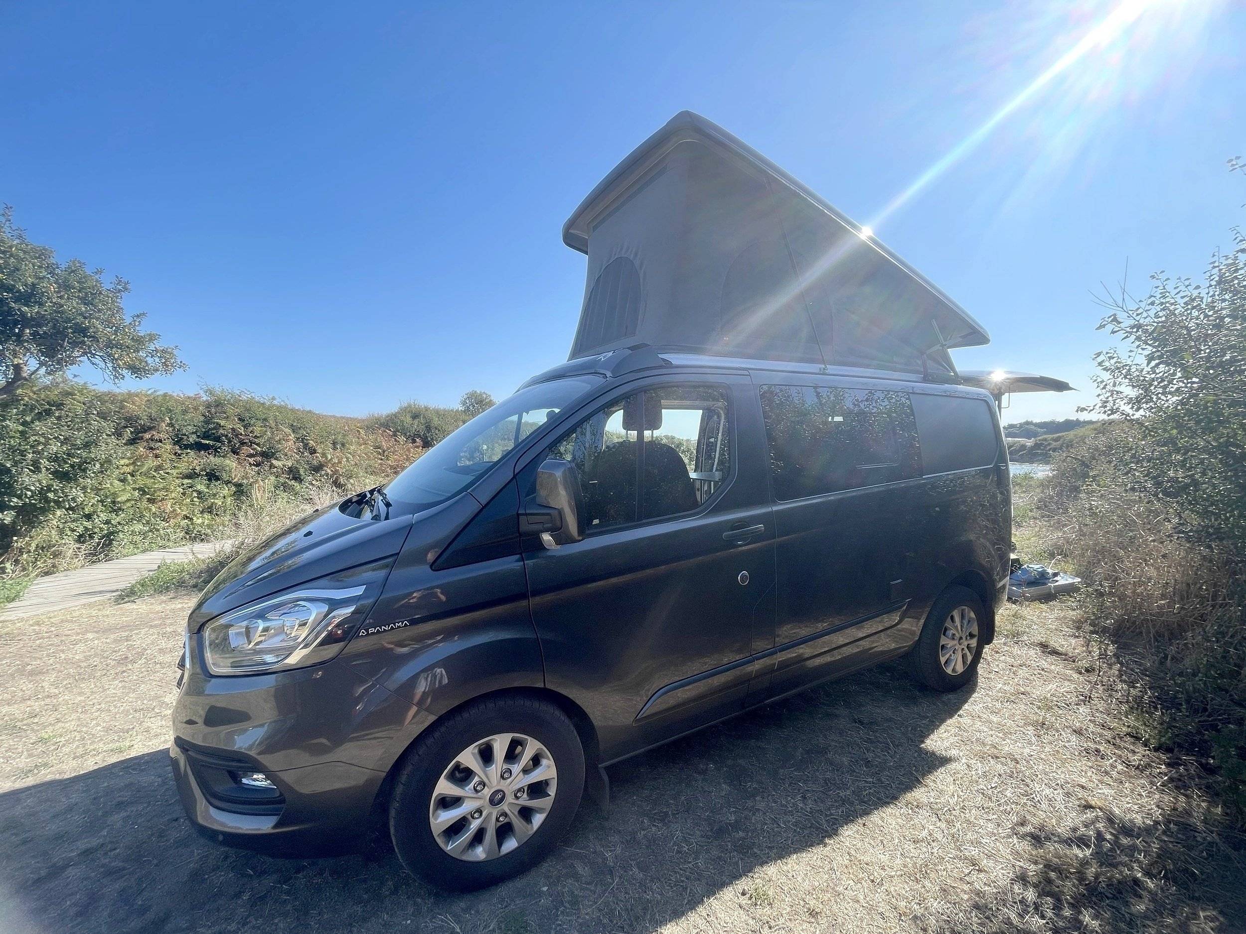Vista frontale a ¾ Ford Transit Custom 2,0 l 130 ch - Yescapa
