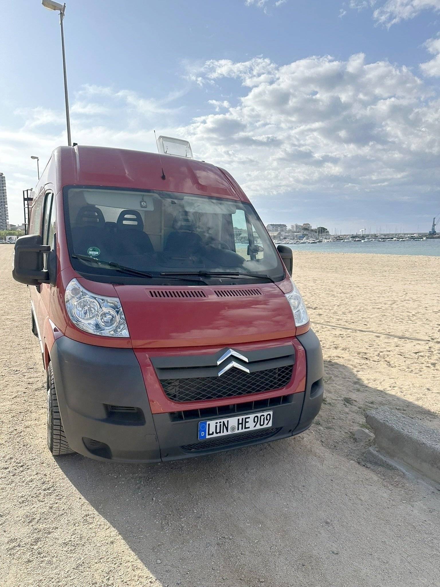 Front view from 3/4 Citroën Jumper 3,0 l 177 ch - Yescapa