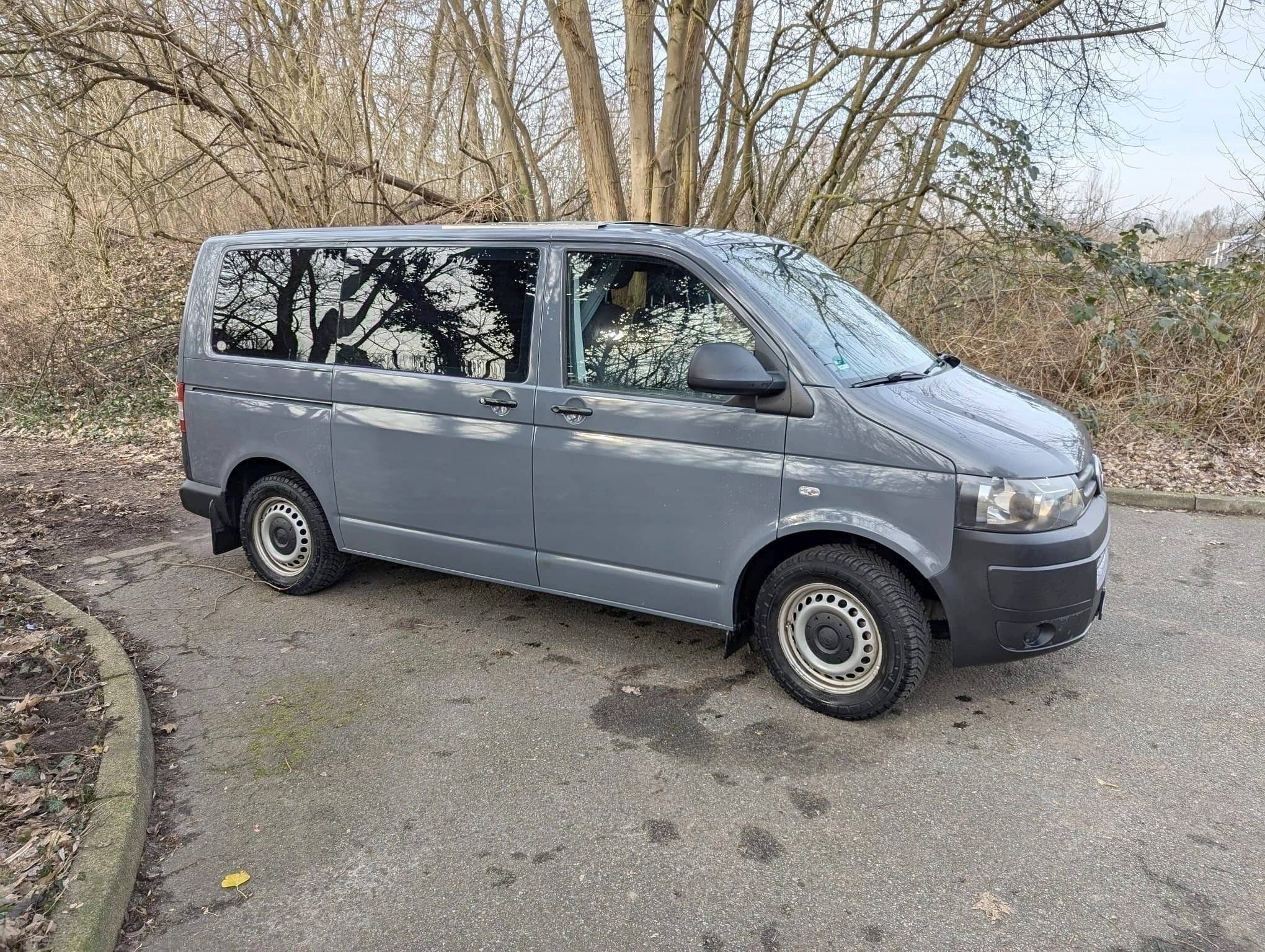 Front view from 3/4 Volkswagen Volkswagen T5 transporter - Yescapa