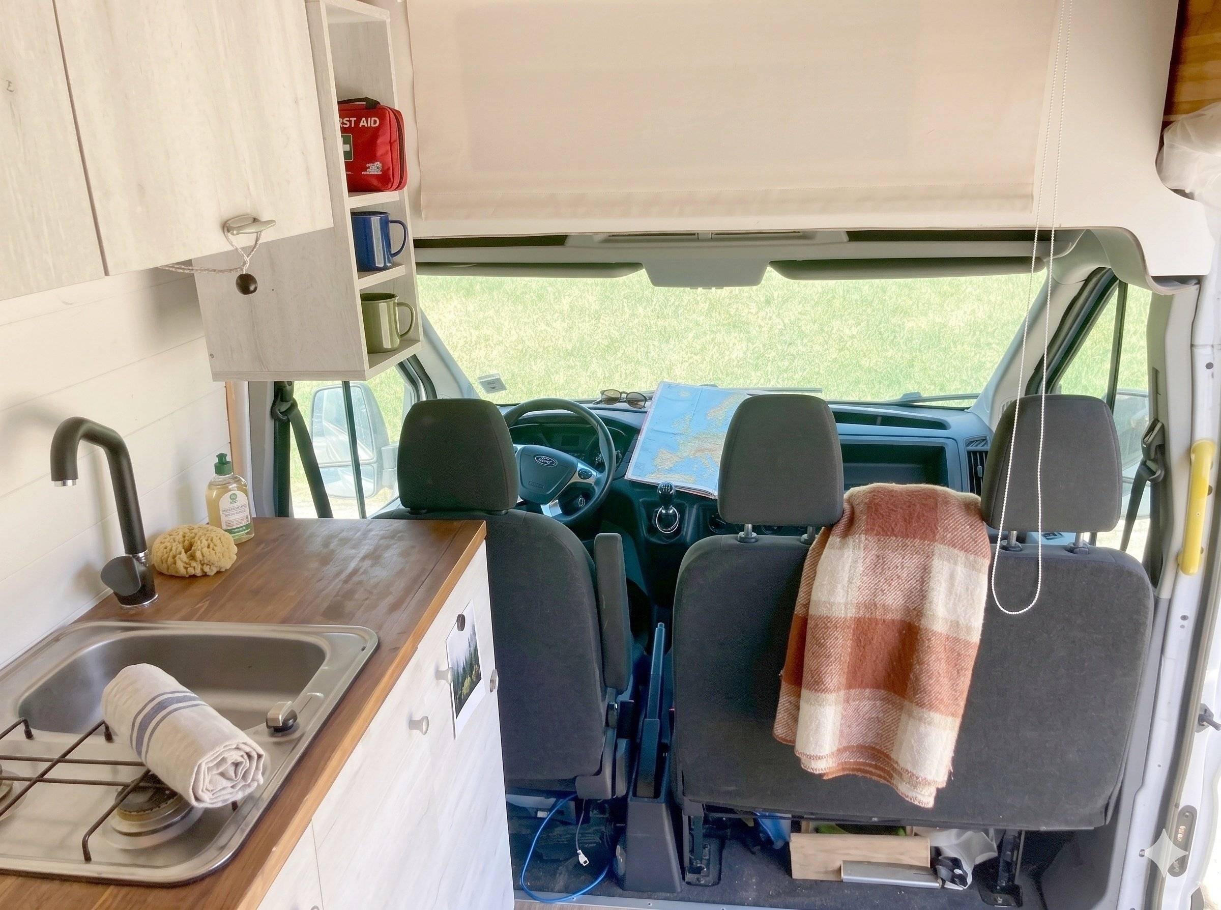 Dinette Ford Transit 2,2 l 155 ch - Yescapa
