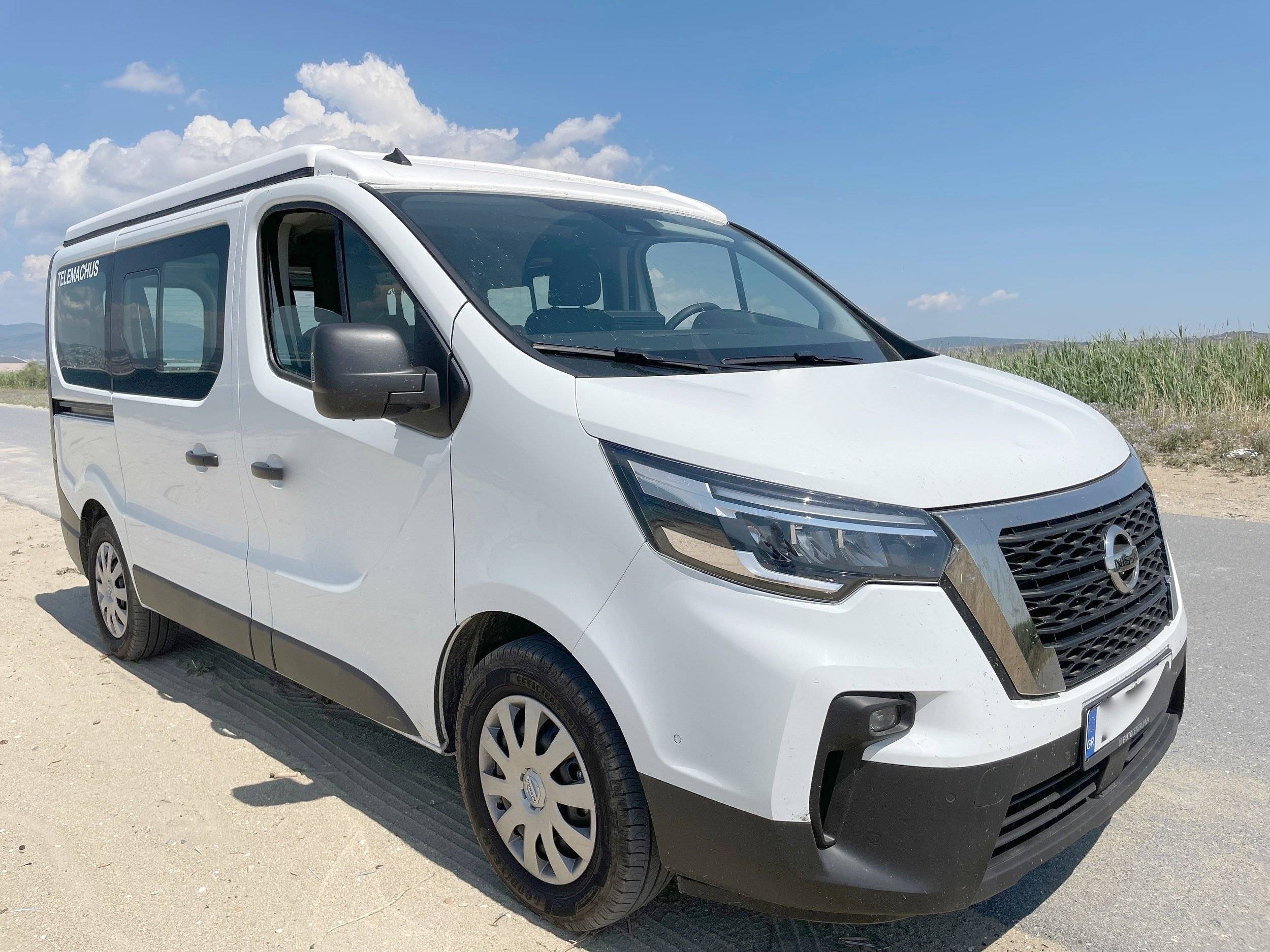 Voorkant 3/4 Nissan Nissan - Yescapa
