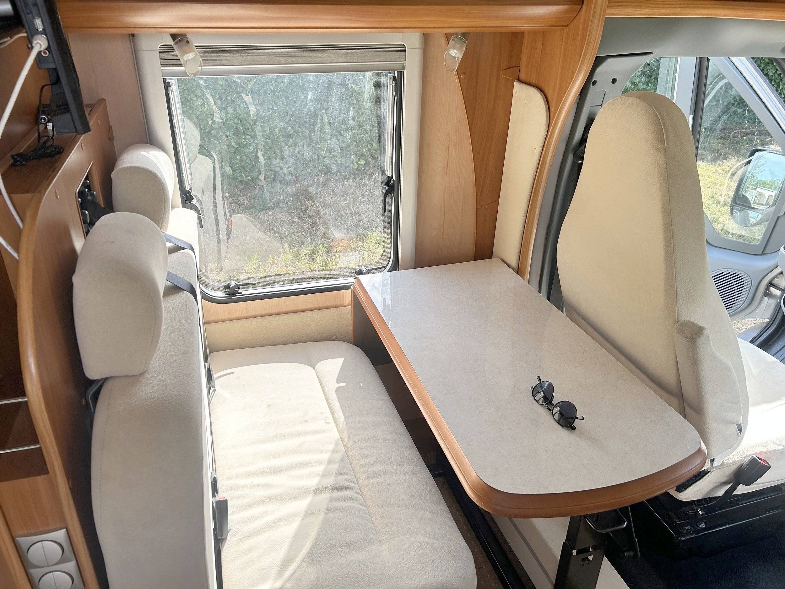 Dining Area Ford Transit 2,2 l 125 ch - Yescapa