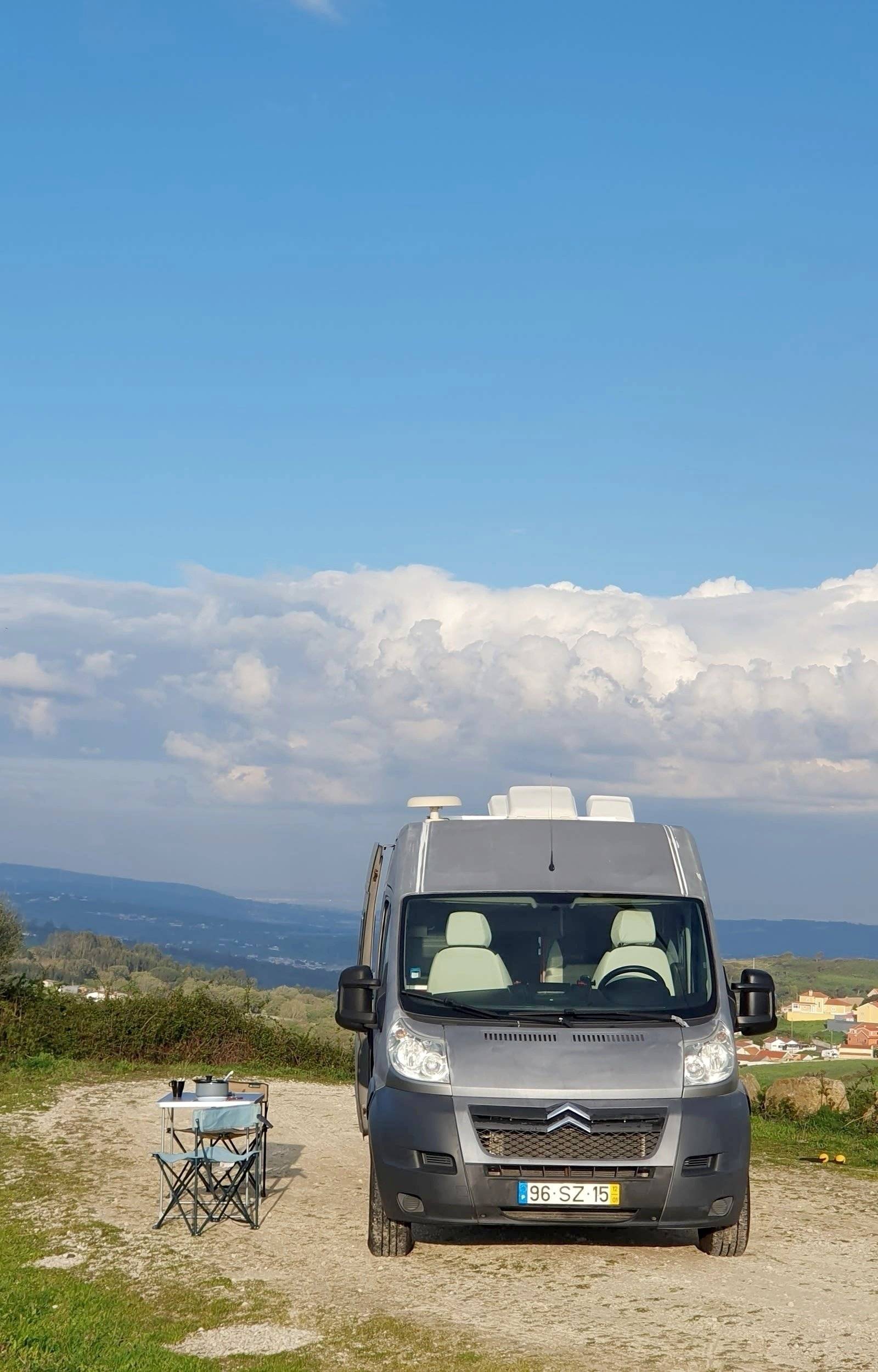 Vue avant de 3/4 Citroën Jumper 2.2HDI 150CV - Yescapa