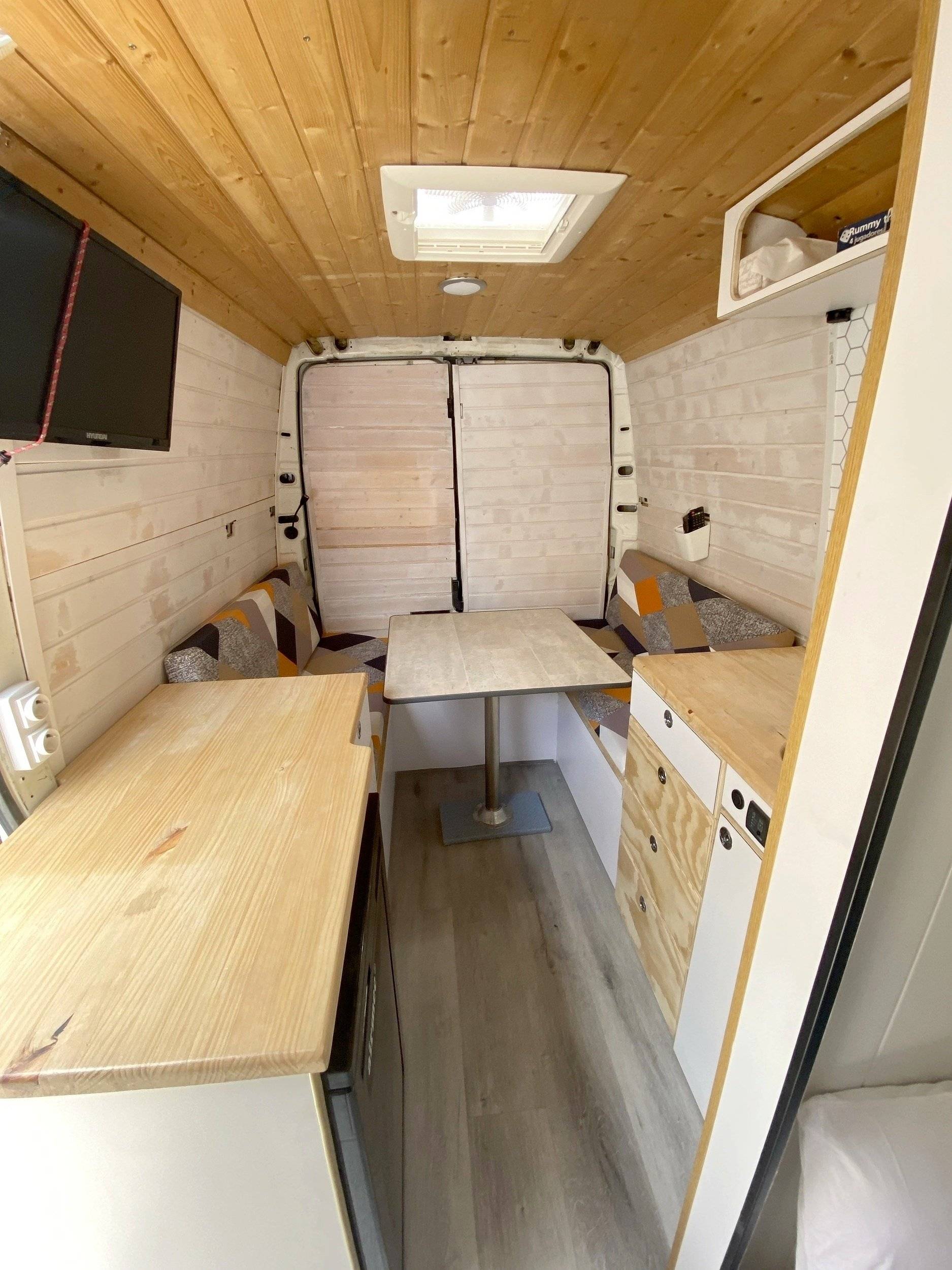 Área de jantar Iveco Daily 2,3 HPI 116 ch. - Yescapa