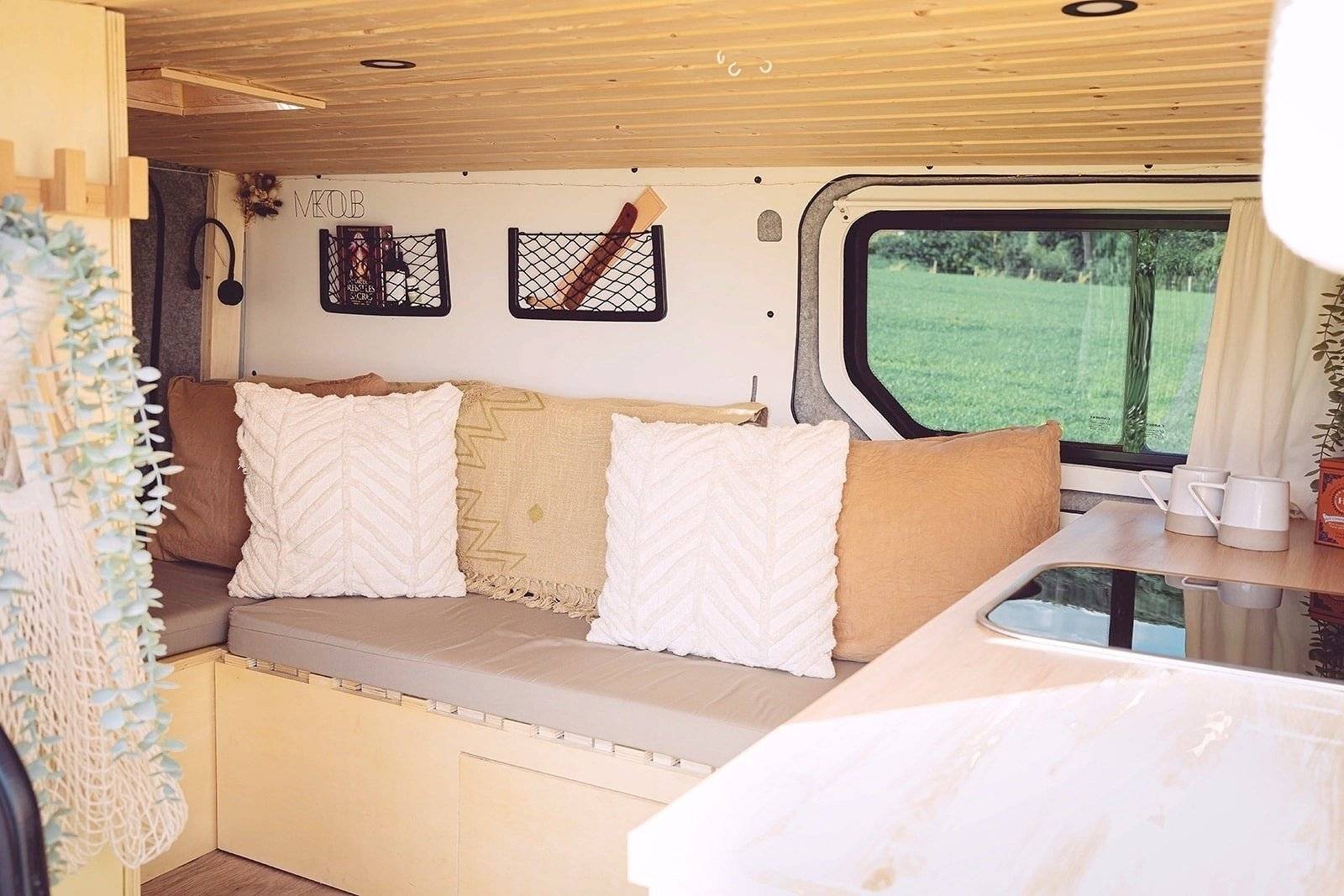 Dining Area Renault Trafic 1,6 l 125 ch - Yescapa